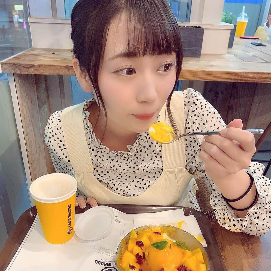 楠木まゆさんのインスタグラム写真 - (楠木まゆInstagram)「マンゴービンス🥭 韓国のかき氷です🍧 ・ 1件目めちゃくちゃレーボー凄くて寒くて暖かい飲み物かったのにかき氷食べるっていう矛盾です。 肝心のチャイティーラテは熱すぎて飲めなくて蓋開けて冷ましました。 温かいの買った意味ないです。 ・ #彼女とビンスなうってしていいよ #彼女1件目で袖汚してたけど気づいてないみたいって使っていいよ #使いにくい #新大久保 #ビンス #韓国かき氷 #cafebinggo」10月1日 17時27分 - kusunoki__mayu