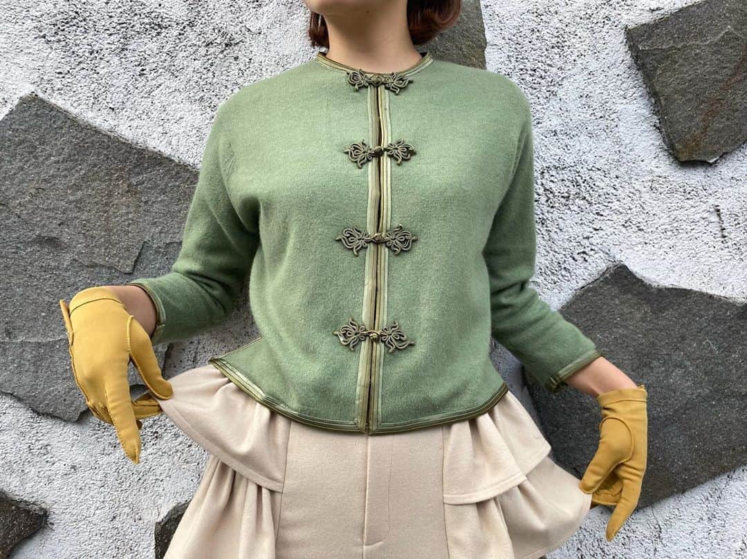 NUTTY Vintage&Collectibleのインスタグラム：「🍃NEW ARRIVAL🍃   ☑︎vtg 50's green oriental design cardigan  落ち着いたトーンのオリエンタルな香りがするカーディガン。 コンパクトなサイズでパイピングのサテンリボンが上品。 大きなアジアンノットボタンが存在感たっぷりです。 本日より発売開始<FRILL CROPPED PANTS>との相性も抜群！ @glazekohl   ＊VINTAGE ONLINE STOREにてお買い求めいただけます＊  ------------------------------------ 🛍NUTTY通販について🛍 ------------------------------------- ＜ONLINE STORE＞ VINTAGE▶︎http://nutty.theshop.jp/ USED SELECT▶︎https://nuttyselect.official.ec/ （プロフィールページURLよりjump🕊） ㅤㅤㅤㅤㅤㅤㅤㅤㅤㅤㅤㅤㅤ ＜VIDEO CHAT SHOPPING＞ テレビ電話をお繋ぎして、リアルタイムでご案内いたします。詳細は過去の投稿をご覧ください。」