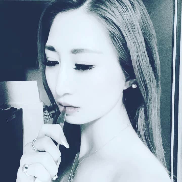 赤崎ティナ（西浦舞由美）のインスタグラム：「母親を奪ったこの世を許さない。 私を捨てた父親を許さない。 祖父を奪ったこの世を許さない。 祖母を寝たきりにさせたこの世を許さない。 にいちゃんに「お前は演技の世界に来るな」って言われたんだけど、上の気持ちを、おもむろに表現してみました🤲 #演技　だけど　 #本当の顔 #モデル #作り笑顔 #孤独 ちなみにこちら #TikTok でバンくらったものです。 柔らかめをTikTokは あげてます😛 #完璧主義 が時には己を苦しめる。 #母親　愛してます 指輪を見せてるのは 母親の　#遺骨ダイヤモンド　 and 身に付けていた遺品」