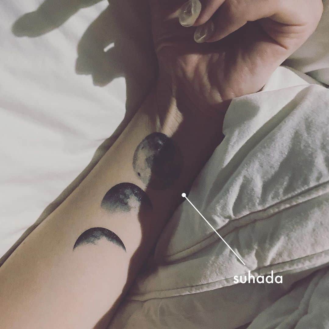 yukichi_yukiさんのインスタグラム写真 - (yukichi_yukiInstagram)「タトゥーシール、今回は月の満ち欠け🌕🌖🌗🌘🌑  夜寝る前に見ても、かわいいね。 簡単で、短期間で楽しめるのが私はいいなぁ。  今日は中秋の名月🌾🐇  tattoo seal: @suhada_irodore #suhada #いつもの日常を少しだけ特別に   #タトゥーシール #フェイクタトゥー  #ゆきちゆき」10月1日 17時32分 - yukichi_yuki