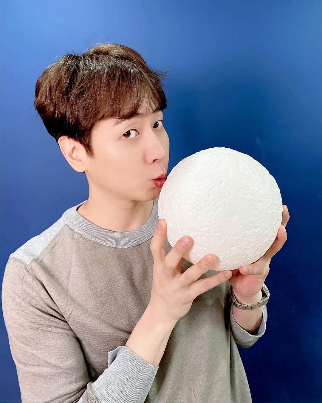 エンディのインスタグラム：「앤디와 함께 보름달에 소원 빌어요😘🙏🌕 ⠀ #앤디 #ANDY #신화 #SHINHWA #한가위 #추석 #Chuseok」