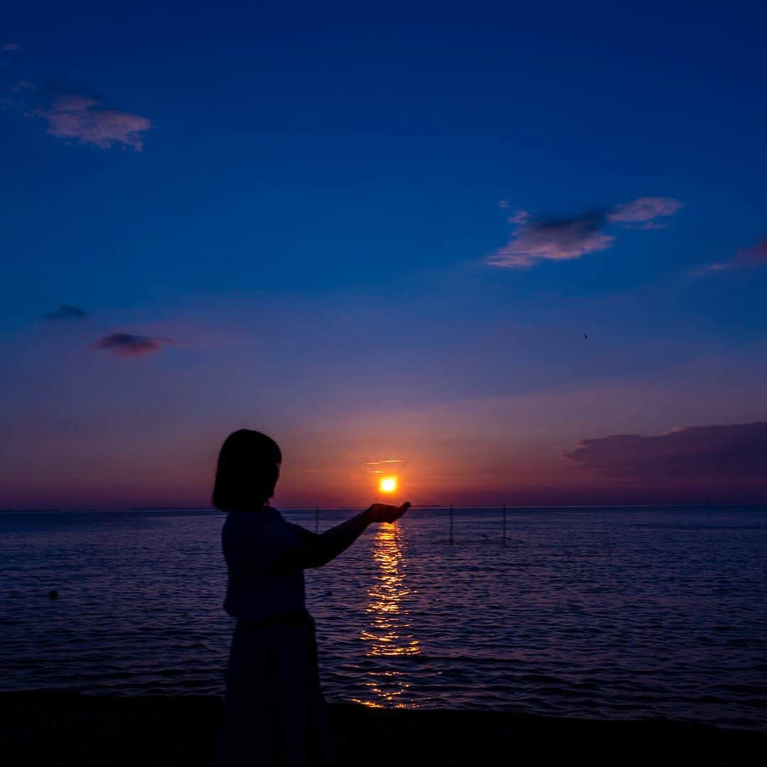 愛知県田原市さんのインスタグラム写真 - (愛知県田原市Instagram)「good evening🌕 * 太陽をこの手に受けとめて🤲🏻 * 今日は#中秋の名月  #今夜 はゆっくり #月 を眺めませんか☺️  #今日も一日お疲れ様です   #たはら暮らし #渥美半島#田原市#伊良湖岬#伊良湖#赤羽根 #tahara#irago#akabane#サーフィン#surfing#田舎暮らし#日々の暮らし #休日の過ごし方#スローライフ」10月1日 17時37分 - tahara_kurashi