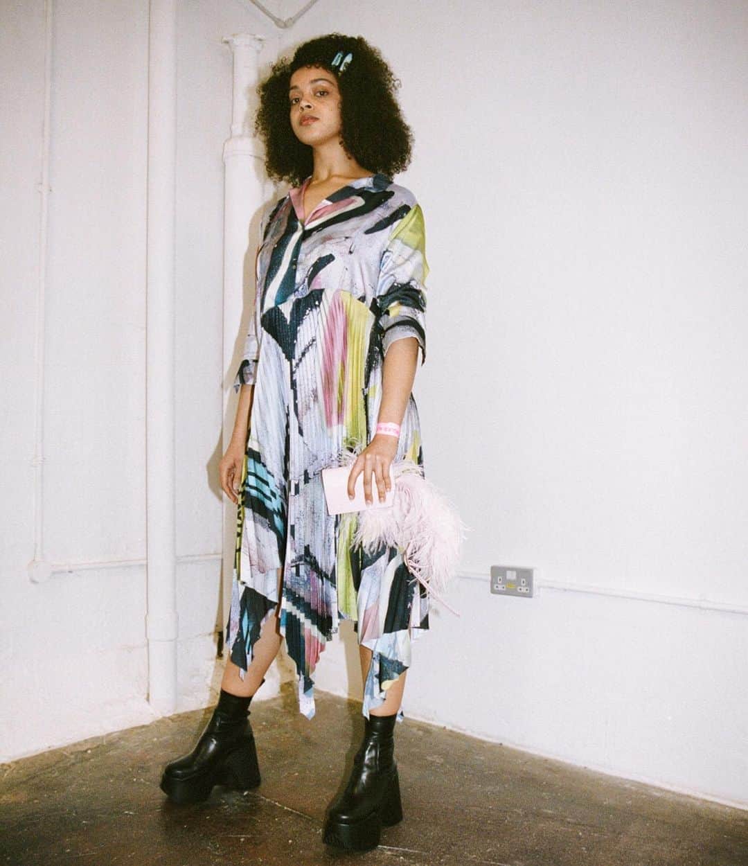 Marques Almeidaさんのインスタグラム写真 - (Marques AlmeidaInstagram)「Backstage Power 💥 Our M’A girl rocking this Plisse shirt dress and Feather belt bag from new AW20 collection  #marquesalmeida #howdoyouwearyourma #featherbag #aw20 #pastelcolors #pastelprint #musthave #details」10月1日 17時52分 - marques_almeida