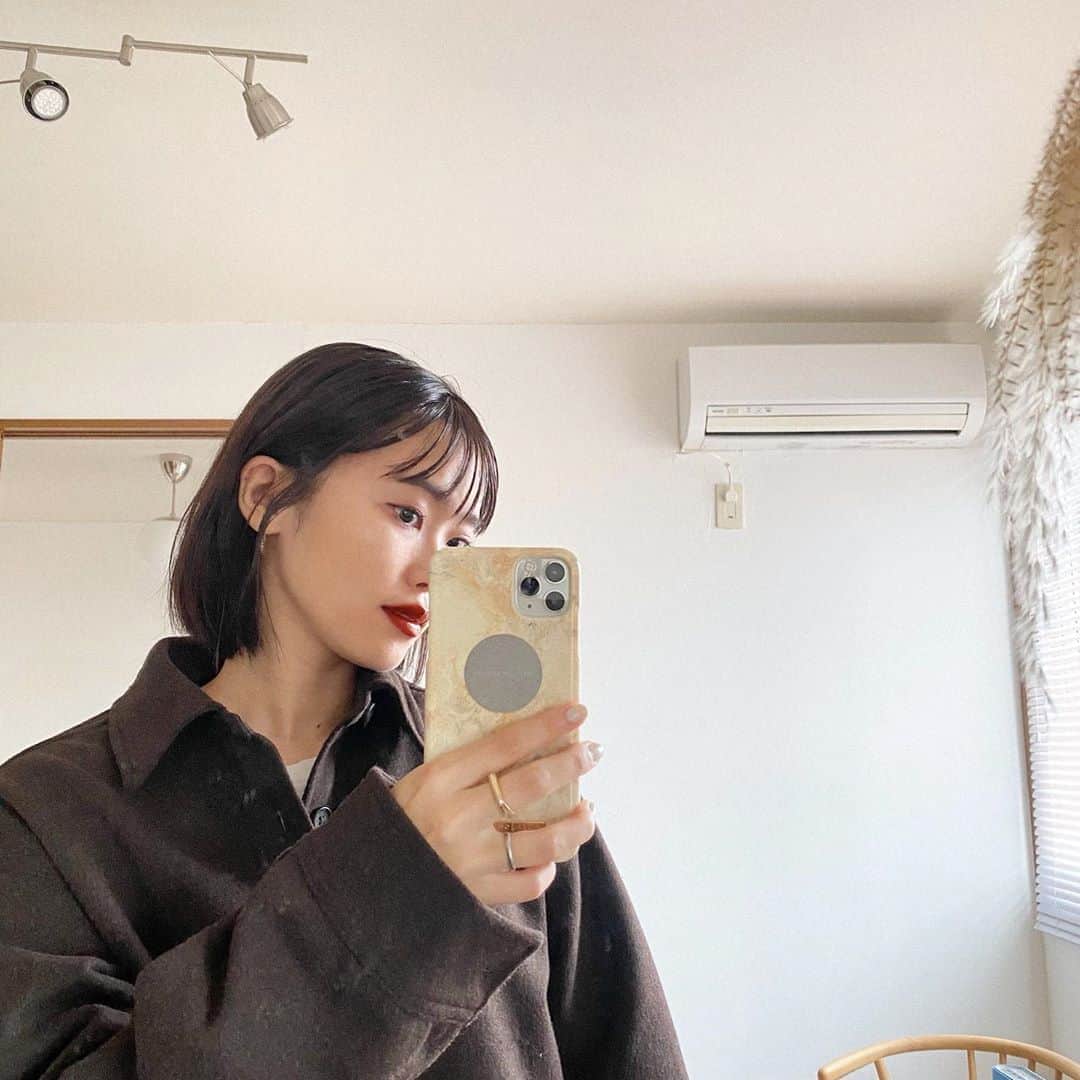 井村亜里香のインスタグラム：「イメチェンしたくて高校生ぶりの黒髪。 飽きちゃいそうだけどこのまま地毛に戻せないかな〜 と考えてます🖤待てるかな〜。笑 前髪カットもカラーもセルフな最近。 そろそろ美容院行きたいけど どこのサロンがいいのかわからぬ🙄涙 まゆげもはじめて黒シャドーをのせてみました♡ ・ #hairstyle#bobhaircut#blackcolor #bob#hairstyles#aomori #黒髪#黒髪ボブ#前髪#前髪カット #セルフヘアカラー#セルフカット #ボブ#ボブヘアー#美容院#赤リップ」
