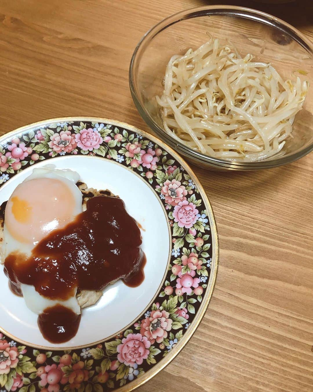 井上あかりさんのインスタグラム写真 - (井上あかりInstagram)「こんばんは〜🥰 皆さん今日の夜ご飯はなんですか？？ 私の夜ご飯は豆腐ハンバーグとナムルを作りました☺️ ソースはケチャップと豆板醤と中濃ソースでピリ辛にしてみました！😆 いただきま〜す😋」10月1日 17時53分 - akari.0903