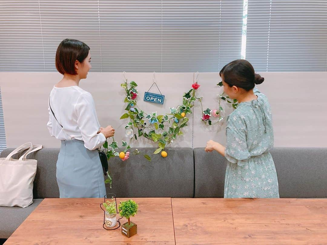 南海放送さんのインスタグラム写真 - (南海放送Instagram)「「#夜なカフェ」の収録終わりの甲斐ちゃん＆塚ちゃんコンビを発見~!!❤️😆 「CLOSED」の看板は初めてみました、貴重な瞬間...💛  ローカル局あるある!? 番組で使う装飾の花たちも 自分たちでレイアウト＆片づけも＆メイクもww  全部！！  #甲斐彩加 #小野塚愛美 #夜なカフェ10月2日0時54分みてね #キラリ夜なカフェ #南海放送 #木曜深夜 #愛媛カフェ #愛媛ランチ #愛媛グルメ #愛媛旅行」10月1日 17時49分 - nankaihoso_rnb