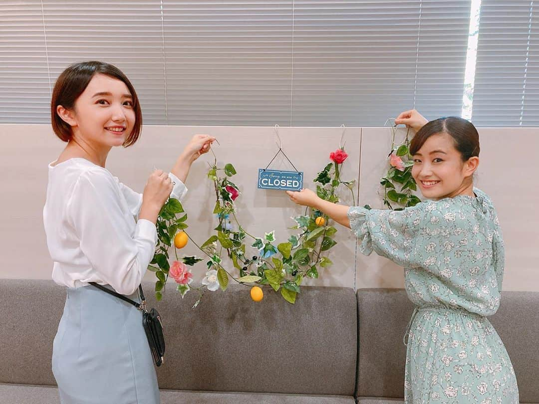 南海放送さんのインスタグラム写真 - (南海放送Instagram)「「#夜なカフェ」の収録終わりの甲斐ちゃん＆塚ちゃんコンビを発見~!!❤️😆 「CLOSED」の看板は初めてみました、貴重な瞬間...💛  ローカル局あるある!? 番組で使う装飾の花たちも 自分たちでレイアウト＆片づけも＆メイクもww  全部！！  #甲斐彩加 #小野塚愛美 #夜なカフェ10月2日0時54分みてね #キラリ夜なカフェ #南海放送 #木曜深夜 #愛媛カフェ #愛媛ランチ #愛媛グルメ #愛媛旅行」10月1日 17時49分 - nankaihoso_rnb