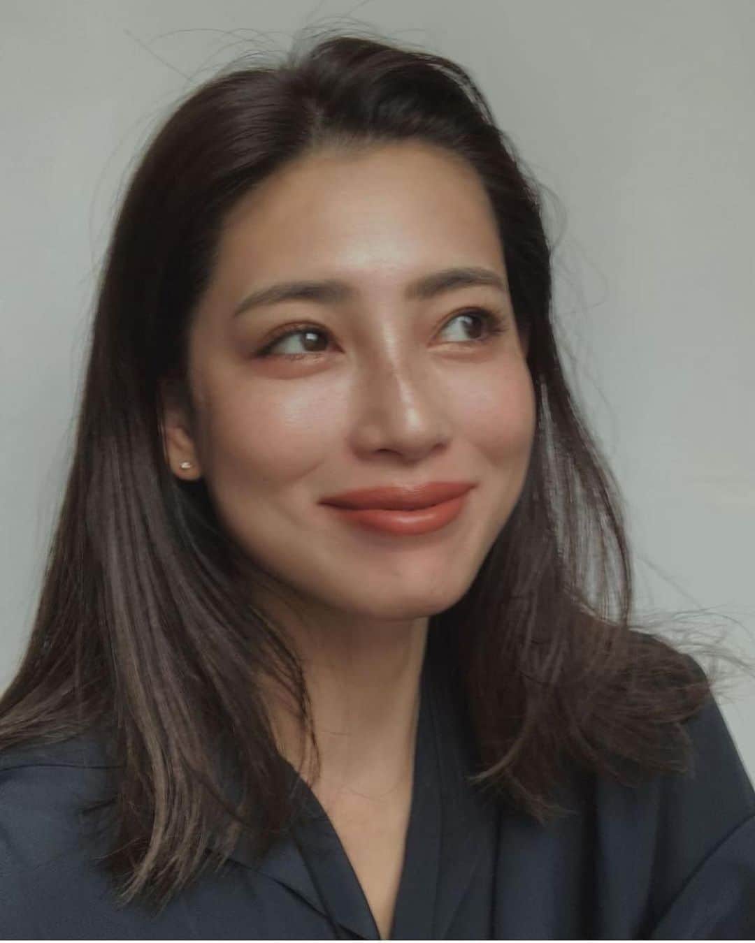 JUNNAのインスタグラム：「先日ポストしたメイク詳細UPすると言っていたのに、 今日まで伸び伸びになってしまっていました🙏  シワや法令線が気になる年齢。  スキンケアは勿論  選ぶコスメも選ぶ"条件"も色々変化してきたな🙄  この日のメイク  私はやっぱり素肌感に拘りたい。 自然なツヤ。 自然な血色感が出せる @addictionbeauty_official の  アディクション　ザ グロウ スティック 001G  と  アディクション　ザ チークポリッシュ L 24  を使って白浮きしない肌作り。 白浮きすると一気に老けた印象に...  秋はチークの入れ方も気をつけたい。  夏とは置く位置も変えて自然に。  チークと言う感覚より血色を少し足すイメージで頬骨の高い位置から...  #秋メイク #ツヤ肌メイク #ツヤ#アディクション#艶肌 #艶#艶メイク #スキンケア #法令線 #シワ #メイク#コスメ#ナチュラル  #YouTube#ベースメイク #ベース」