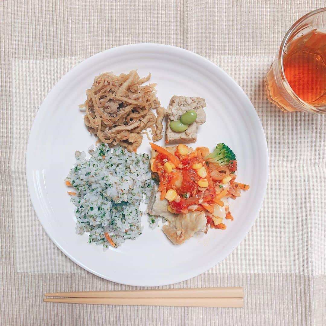 八軒あやねさんのインスタグラム写真 - (八軒あやねInstagram)「ご飯作るのが面倒な時に重宝する @fitfood_home  おかずプレートと サプリごはん🍽🥬🍖🐟  . おかずプレートは ⚪️シェフが手作り ⚪️無添加 ⚪️低糖質　低カロリー　低塩分 . サプリごはんは ⚪️無農薬米  解凍してあたためるだけ🎶 楽して 美味しくて栄養もバッチリ摂れる👍💕 最高🥺✨ . . .  #tavenal #fitfoodhome #おかずプレート　#サプリごはん　#健康　#健康ごはん　#時短ご飯」10月1日 17時53分 - ayagram_8_