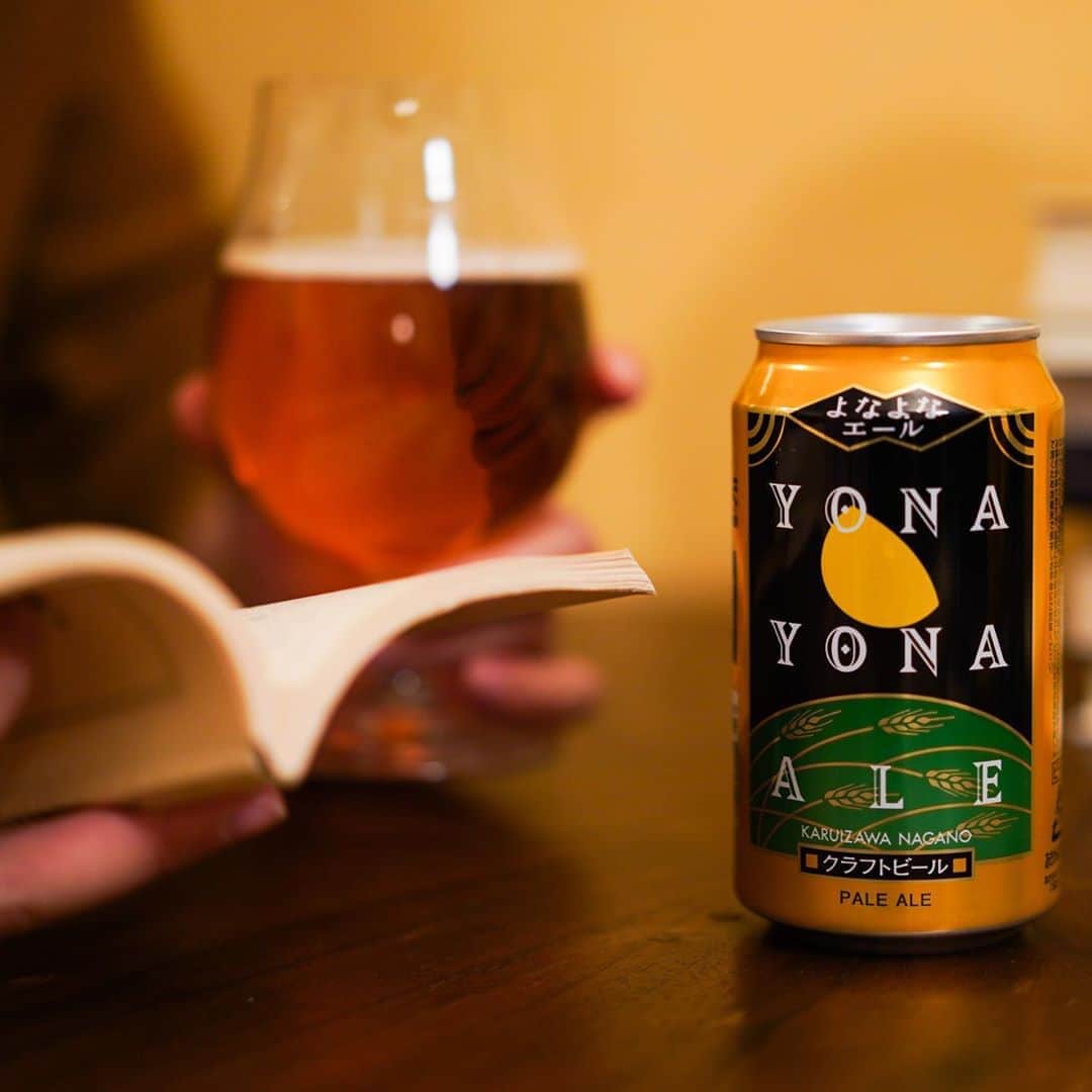 のインスタグラム：「今年の秋は「本×クラフトビール」🍺📚  クラフトビールを飲みながらの読書の楽しさを体感しよう！という企画、「#本にあうビール」が始まります。  期間中、Instagraｍでクラフトビールにあう本をオススメしてください。 素敵な選書をしてくれた方の中から、超限定オリジナル図書カードも入った【本にあうビール体感セット】をプレゼントします🎁  応募方法 ===  📚クラフトビールとあう本を選ぶ (クラフトビールにあう！と感じれば何でもOK)  📚#本にあうビール とビール名のハッシュタグ（例#よなよなエール）をつけて、オススメポイントを投稿  ※写真はあってもなくてもＯＫ！  〆切は10/11(日) 23:59  === === ===   今年の秋は、お気に入りのクラフトビールを準備して、気になっていた本を開きませんか？ 秋の夜長を、一緒にゆったり楽しみましょう🍁  本にあうビールって、どういうこと？！と思った方や、 応募詳細を知りたい方は、こちらの記事をご覧ください👉 https://yonasato.com/column/hon_beer/ ( @yonayona.ale のプロフィール欄から飛べます✈️） . . #ビール #クラフトビール #家飲み #飲酒タグラム #宅飲み #呑み #ビール女子 #ビール好き #ビアスタグラム #ビールクズ #ビール大好き #ビール好きな人と繋がりたい #beer #craftbeer #cheers #instabeer #beerstagram #beertime #ビール部 #ヤッホーブルーイング #ビール飲みたい #缶ビール #読書 #読書好きな人と繋がりたい #読書部 #本好きな人と繋がりたい」