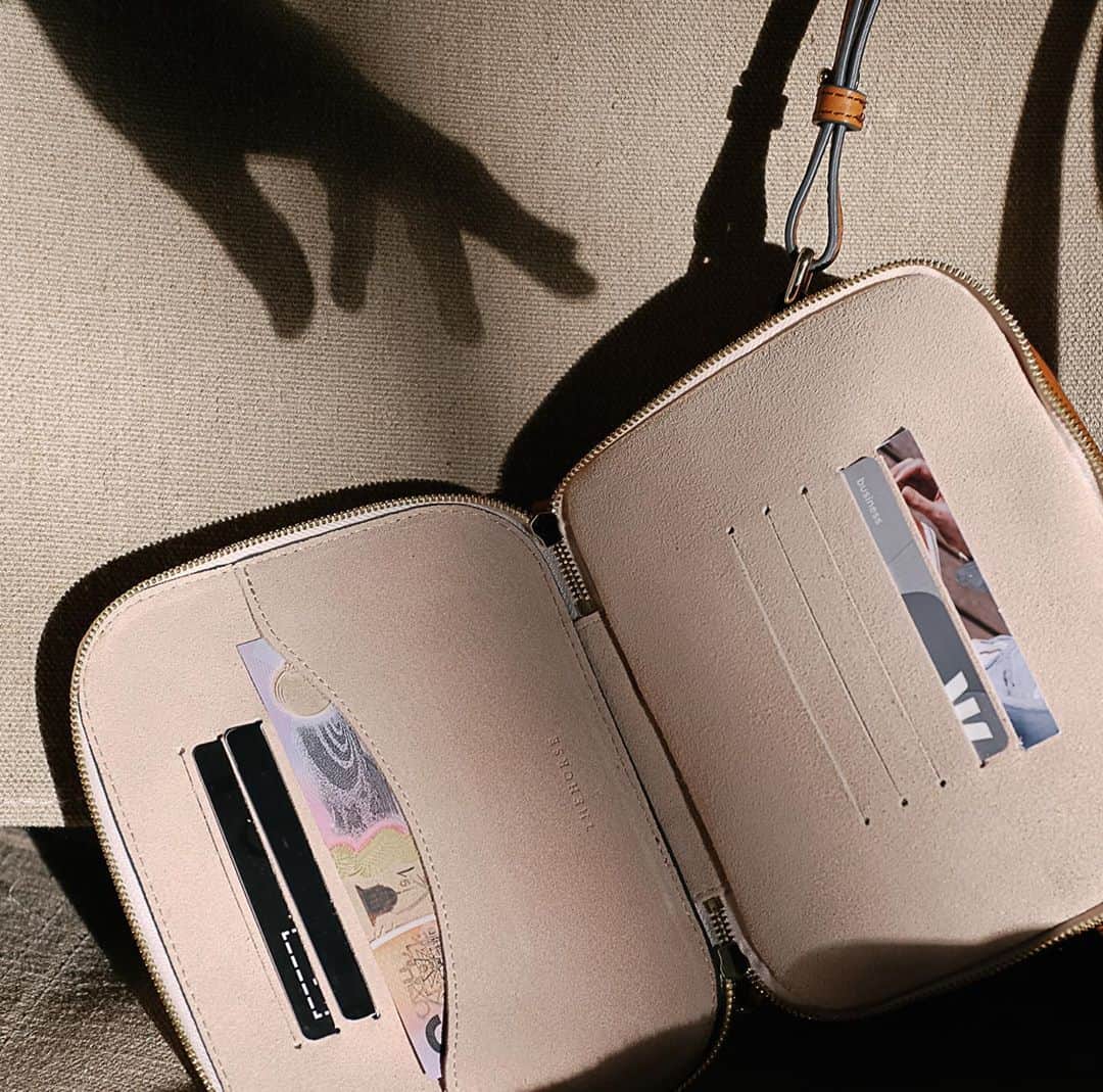 The Horseさんのインスタグラム写真 - (The HorseInstagram)「Have you met the Double Zip Cross Body bag? 🤍  This compact style opens to one large compartment with a twill lined interior that’s sized to carry and care for your most trusted items. The second zip houses a suede interior with 8 card slots designed to keep essential cards within easy reach.  Constructed from premium vegetable tanned leather that will patina beautifully over time. Tap to shop and personalise yours with a monogram!   #thehorse #arrivedfromthestables #doublezipcrossbodybag #crossbodybag #leatherbag #tanleather Via @alexandra__sage」10月1日 17時56分 - the_horse