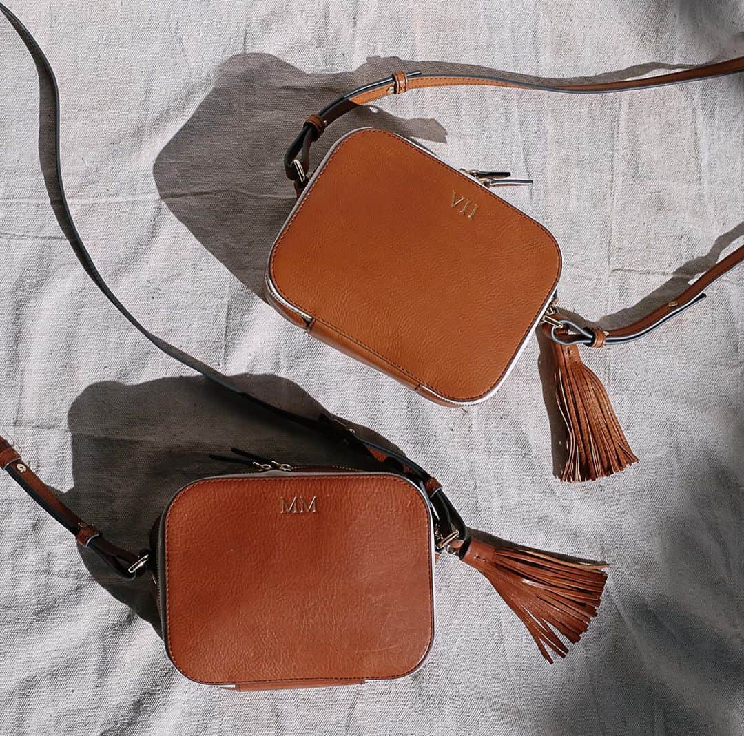 The Horseさんのインスタグラム写真 - (The HorseInstagram)「Have you met the Double Zip Cross Body bag? 🤍  This compact style opens to one large compartment with a twill lined interior that’s sized to carry and care for your most trusted items. The second zip houses a suede interior with 8 card slots designed to keep essential cards within easy reach.  Constructed from premium vegetable tanned leather that will patina beautifully over time. Tap to shop and personalise yours with a monogram!   #thehorse #arrivedfromthestables #doublezipcrossbodybag #crossbodybag #leatherbag #tanleather Via @alexandra__sage」10月1日 17時56分 - the_horse