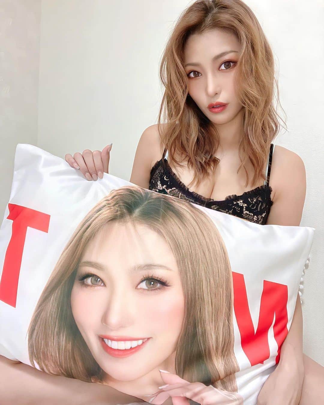 のインスタグラム：「New goods【OH! MAKURA】本日より期間限定で完全受注販売となります❣️❣️  発売期間：10/1（木）～10/11（日）23:59  初登場のピローケース👀✨ 表面はメンバーの表情がド～ンとプリントされたキュートな表面で、裏返すとセクシーなボディパーツが隠された、まさにOH!!!😍な商品です🎉🎉 受注生産のみのレアな商品となりますので、この機会に是非ゲットしてほしいです❤️❤️ みかてぃOH!まくらは裏面おちりだよっ🤭😳😘🍑🍑 ▼ ▼ ▼ 🔍 https://cyberjapan.shop/items/5f72c9484b08390f3c9bdd90 🔎 サイズ：63cm x 43cm 素材：ポリエステル100% 価格：4000円（税別） ファスナー開閉になります。 注意：枕カバーのみの発売となります。中身の枕は付属していません。  受注開始 2020年10月1日（木）19：00発売 受注締め切り 2020年10月11日（日）23:59まで プレオーダー（受注制）でのみ販売します。  ※配送日の指定は承っておりません。 ※お届け時間の希望がございましたらご記載ください。 ※ご注文完了後のキャンセル・変更は出来ません。 別々のご注文を後からまとめて発送することはできかねます。 ご注文完了前に、サイズ・カラー・価格・数量等を必ずご確認ください。 ※ 迷惑メールフィルターを設定されている方は、受信リストに shop@cyberjapan.tv を登録頂き、ドメイン指定受信を設定頂けますよう、よろしくお願い申し上げます。」