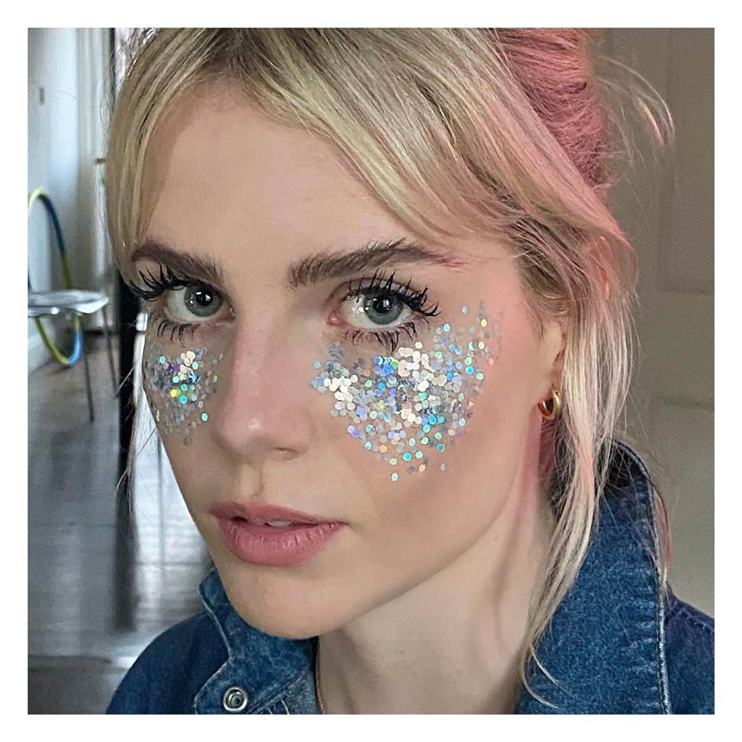 JO BAKERさんのインスタグラム写真 - (JO BAKERInstagram)「L U C Y • B O Y N T O N 🇬🇧 Cosmic freckles ...on #lucyboynton for a visual burst into #outerspace with casual #galaticos feelings!! Never needed a glitter filled boost of sparkle more... ✨ This look took 1min and some legendary #mascara @welovecoco #volumedechanel #welovecoco #volumederevolution and some confident smears of glitter!! #makeup and #photo by me #jobakermakeupartist #glitter #glittermakeup #sparkles #freckles #space #face #beattheblues #makeuplooks #makeupartist #makeupideas #workingwithchanel #makeupoftheday」10月1日 17時59分 - missjobaker