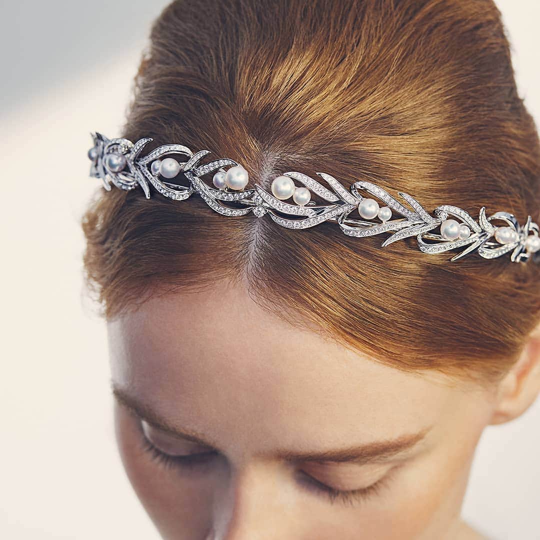 のインスタグラム：「‘Amelia’, a new tiara beautifully reflective of its name, meaning ‘To be loved’. Designed to express the sprightly image of a feather fluttering delicately on a breeze, adorned with a hidden heart motif. This luxurious bridal piece is sure to bring extra joy to the bride the moment she puts it on. #TASAKI #TASAKIbridal #TASAKItiara #TASAKIAmelia #TASAKIdiamond #diamond #TASAKIpearl #pearl #tiara #wedding #bridal」