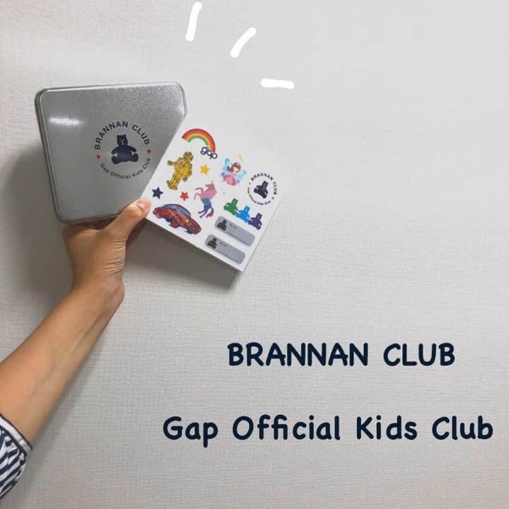 キャナルシティ博多のインスタグラム：「＼パパママ必見！Gap公式キッズクラブ／  キャナルシティ博多サウスビル1FのGap/GapKidsのショーウィンドウに、Gapのベビー、キッズアイテムを買ったことがある方はお馴染みのブラナンベアのかわいいステッカーが登場しています 10月から募集が始まったブラナンクラブのご紹介です💁‍♀️  ・・ブラナンクラブ・・  「ブラナンクラブ」は12歳(小学生)までのお子さまが参加できる、Gap公式キッズクラブです。  Gapに来るのが楽しくなるような職業体験イベントやモデルコンテストなどのイベントが盛りだくさん！ ママ・パパにうれしい特典も♪  皆様のご参加をお待ちしております。  今だけ！ご入会&¥3,000(税込)以上ご購入でオリジナル缶ケース&布用ステッカープレゼント！(Pic.1) ※なくなり次第終了」
