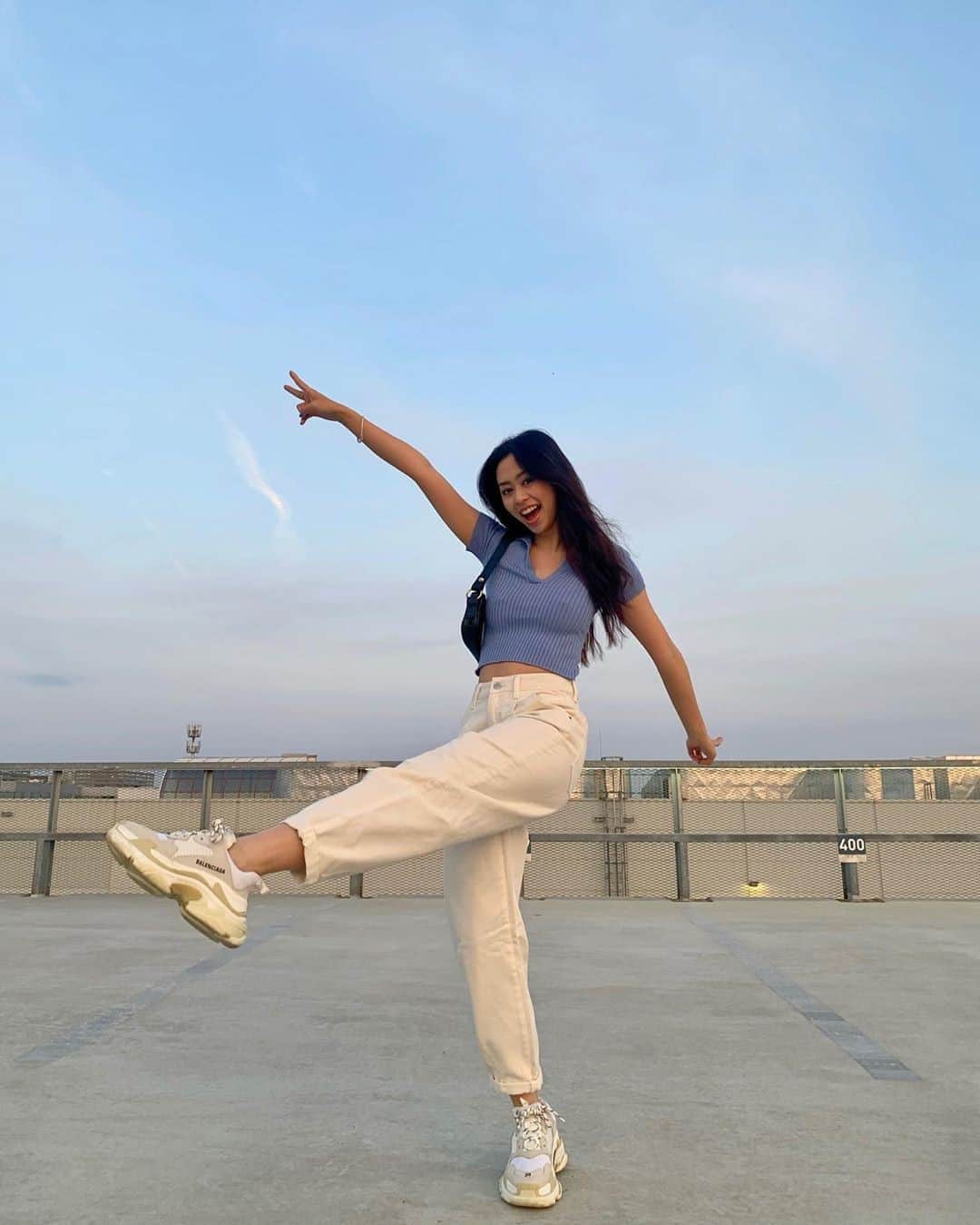 TALLY WEiJLさんのインスタグラム写真 - (TALLY WEiJLInstagram)「Mood, cause it's almost Friday 🙌⁠ Babe @annadinh97 is wearing  our High Waist Slouchy Jeans 🔎 SPACODAISY. ⁠ ⁠ ⁠ #TALLYWEiJL #itsinyourgenes #denimlove #ootd」10月1日 18時01分 - tally_weijl