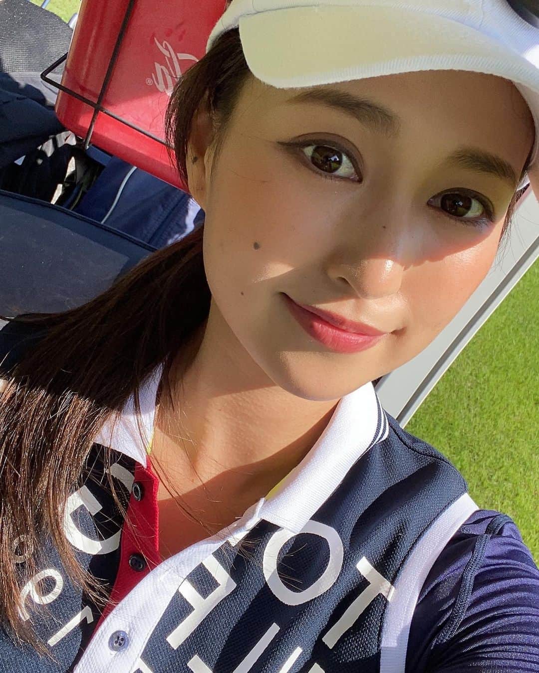 吉江瞳のインスタグラム：「最近ゴルフが気持ち良くなってきた❤️ 早く白ティーで100切れるようにしたいなと思うけどこの日はたくさん叩いてしまいました😂 本当なかなかうまくなれません。 レッスンは調子良かったんだけどなー🤔 #よしゴル #女子ゴルフ #ゴルフ #めざせ100切り  #レギュラーティー #ファイティン」