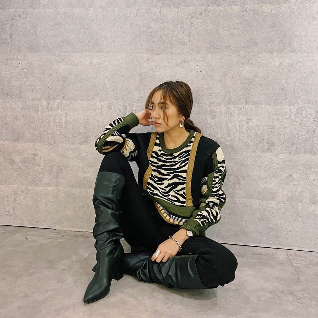 佐々木彩乃のインスタグラム：「EVRISの定番ジャガードニット。 独自のグラフィックに編み地の組み合わせが可愛いです❤️ あとこのロングブーツが柔らかいスムース素材でくしゅっとしたデザインがお気に入りです❤️ 脚が細く見えるデザイン！」