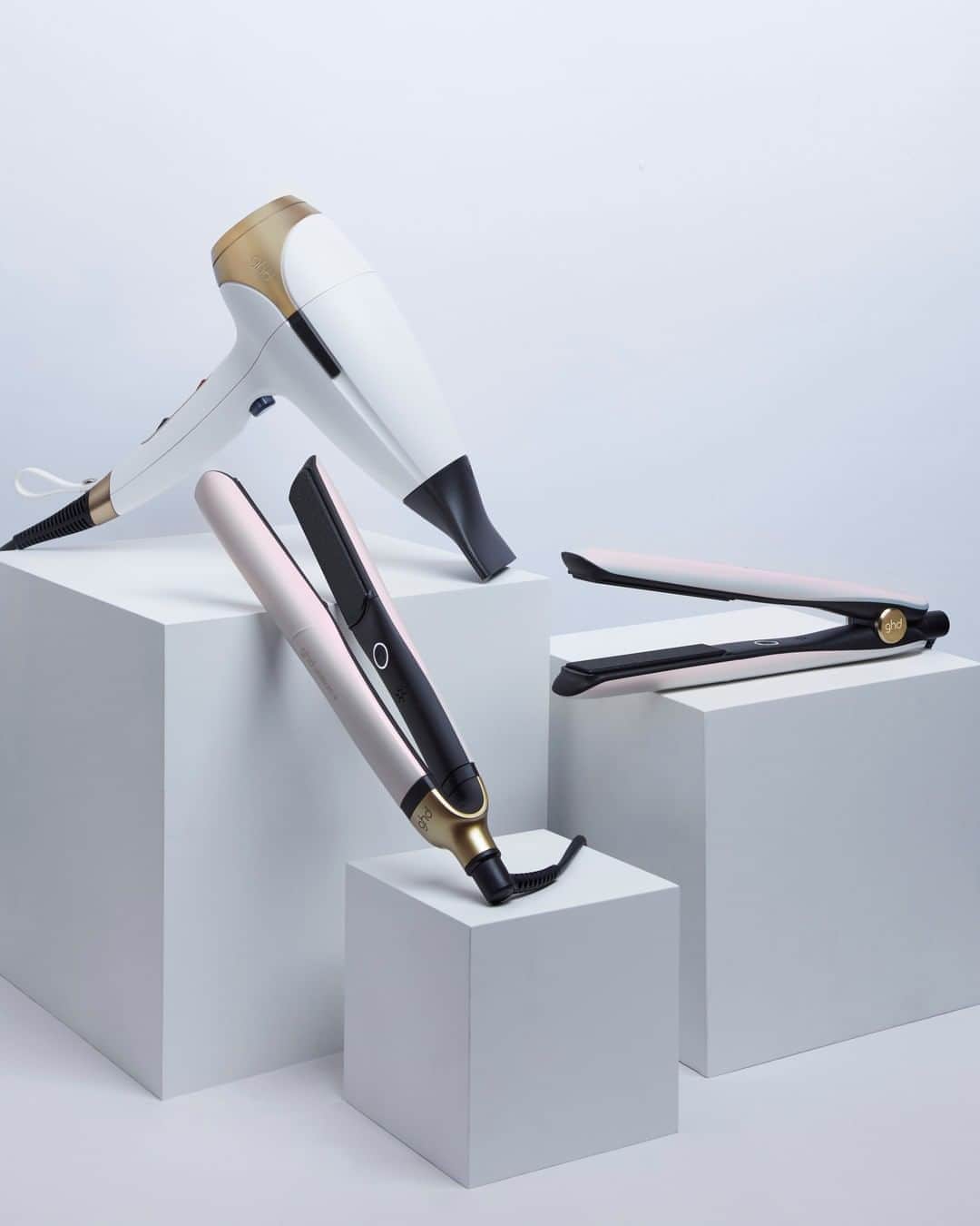 ghd hairさんのインスタグラム写真 - (ghd hairInstagram)「Introducing the Wish Upon A Star limited-edition collection 🤍  Iridescent hues with luxury gold accents, these are tools that give you the gift of a good hair day ✨  Discover the full collection at the link in our bio 👆  #ghd #ghdwishuponastar #givelikeaqueen #goodhairday #newcollection #iridescent #hairstyling #newtools #christmas #giftingseason #festive」10月1日 18時05分 - ghdhair