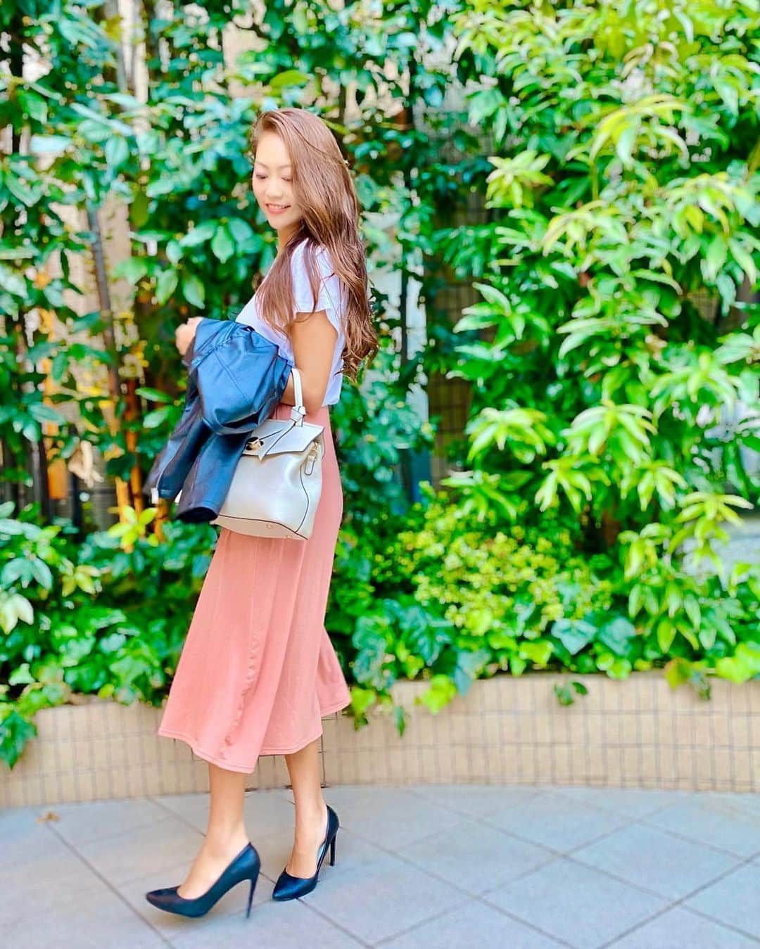 SAORIのインスタグラム：「👗👘👚👖👕 世界中で1年間に廃棄される衣料品の数は 年間100万トン‼️信じられない数字😳 焼却時に発生するCO2が問題視されてるよ😭 こういった問題を解決させるために 株式会社Appacle ( @appacle ) さんは 店舗で購入されなかった服を市場に流通させてるよ🔄 このスカートは @appacle でのご縁で救われた洋服😋 そういう背景を知ると 洋服を大切にしようと改めて思えた♡♡ ✾ @kiteko_official  #kiteko #appacle #アパクル #pr #東京 #tokyo #港区 #高身長女子 #model #モデル #influencer #インフルエンサー #instagramer #インスタグラマー #ambassador #アンバサダー #フリーモデル #ポートレートモデル #カメラマンさんと繋がりたい #ポトレ #ポトレのセカイ #ビジョラダ #美女jp #ビジョフォ #ビジョナビ」