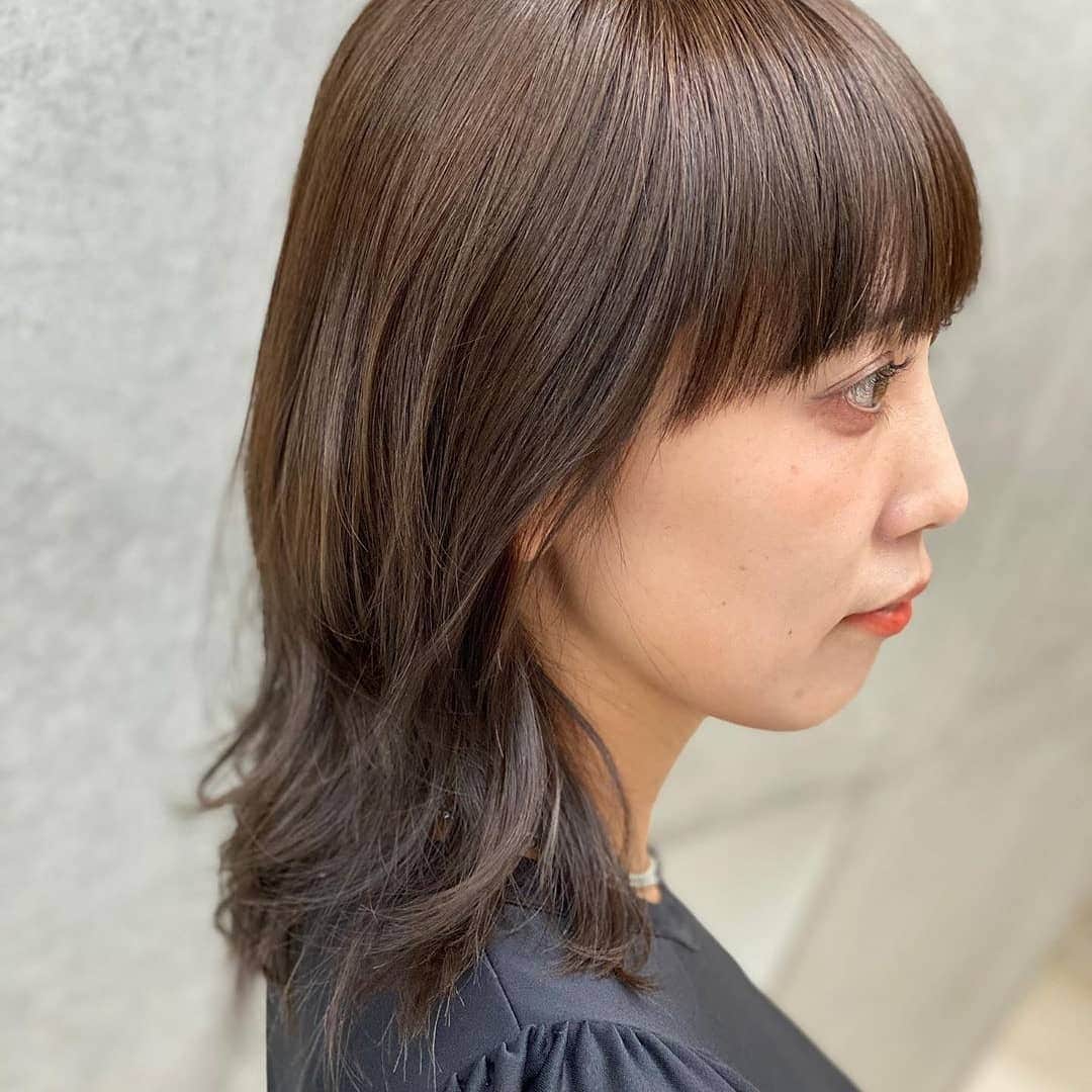 Dokumo.Tvのインスタグラム：「. これからの時期の髪の乾燥対策にも 効果的なトリートメントです🌟  ぜひお試しください🥰  この度は、ありがとうございました💫  #Repost @aikokudo1108 • • • • • • 以前のような頻度でヘアサロンに行けなくなってしまったけど、自分でヘアケアするのに限界があるなと思ってましたが、@selfkami.japan は現役美容師が、ひとりひとりの髪質と希望に合わせて作ってくれるセットがお家に届くので、美容室に行かなくても本格的なサロンメニューが出来て本当にありがたい🙏✨  最近乾燥で髪のパサつきが酷かったのも、カウンセリングで処方してもらったトリートメントを使ったら天使の輪が出来ました👼✨  #セルカミ #セルフカラー #ヘアスタイル #サロン」