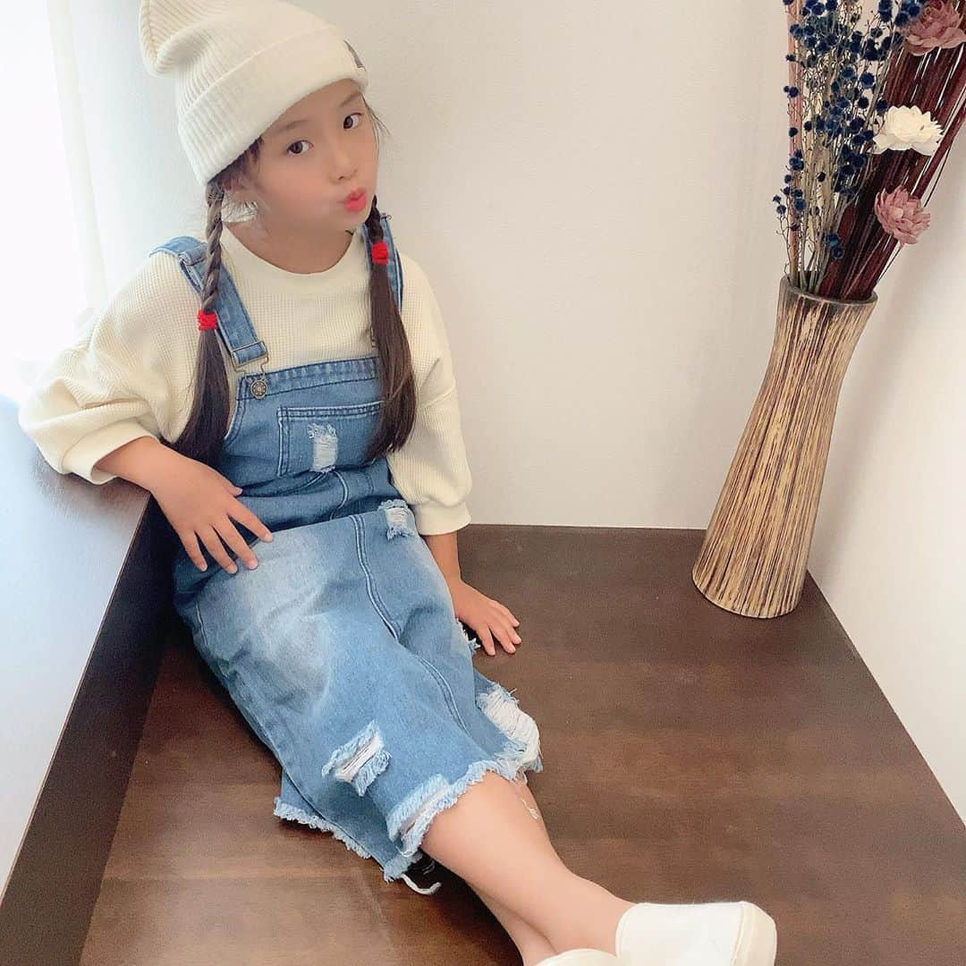 ♡KAO♡さんのインスタグラム写真 - (♡KAO♡Instagram)「： ： @smilekids888 coordinate♡♡ ： ： とにかく可愛すぎて好きすぎるデニムのサロペットスカート♡♡ この秋お気に入りのお洋服だよ❤ ダメージ加工も可愛いけれは前スリットもたまらない❗ backスタイルも完璧なデザイン❗❗ 文句つけどころないやつ♥♥♥ 動画あるから▹▸スワイプして見てね！ @smilekids888 で販売中だよ♡ ： ： デニムサロペットスカート▹▸ @smilekids888  -身長120cm size130- ： ： ： ： ： ： ： ： ： ： ： ： ： ：  #ig_kidsfashion #kidsfashion #親バカ #ig_oyabakabu #親バカ部 #娘 #6歳 #女の子 #インスタキッズ #ig_kids #mamanoko #ママリ #hugmug #コドモノ #キッズファッション #コドモダカラ #comona #キッセレ #ママタス #cruzキッズ #プチプラコーデ  #プチプラコーデ  #キッズコーデ」10月1日 18時12分 - o0.don_tama.0o