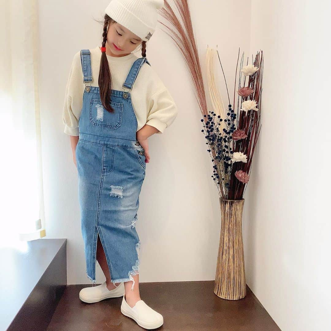 ♡KAO♡さんのインスタグラム写真 - (♡KAO♡Instagram)「： ： @smilekids888 coordinate♡♡ ： ： とにかく可愛すぎて好きすぎるデニムのサロペットスカート♡♡ この秋お気に入りのお洋服だよ❤ ダメージ加工も可愛いけれは前スリットもたまらない❗ backスタイルも完璧なデザイン❗❗ 文句つけどころないやつ♥♥♥ 動画あるから▹▸スワイプして見てね！ @smilekids888 で販売中だよ♡ ： ： デニムサロペットスカート▹▸ @smilekids888  -身長120cm size130- ： ： ： ： ： ： ： ： ： ： ： ： ： ：  #ig_kidsfashion #kidsfashion #親バカ #ig_oyabakabu #親バカ部 #娘 #6歳 #女の子 #インスタキッズ #ig_kids #mamanoko #ママリ #hugmug #コドモノ #キッズファッション #コドモダカラ #comona #キッセレ #ママタス #cruzキッズ #プチプラコーデ  #プチプラコーデ  #キッズコーデ」10月1日 18時12分 - o0.don_tama.0o