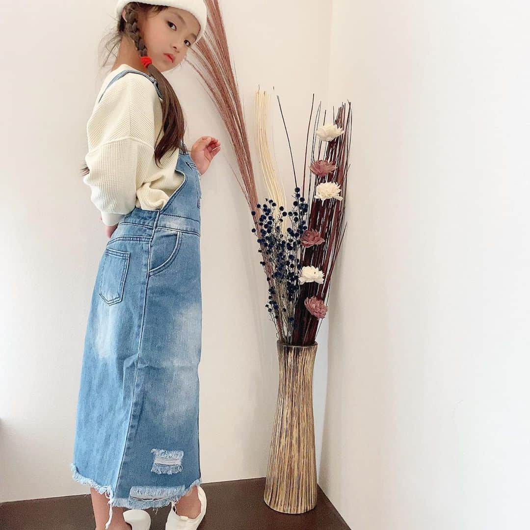 ♡KAO♡さんのインスタグラム写真 - (♡KAO♡Instagram)「： ： @smilekids888 coordinate♡♡ ： ： とにかく可愛すぎて好きすぎるデニムのサロペットスカート♡♡ この秋お気に入りのお洋服だよ❤ ダメージ加工も可愛いけれは前スリットもたまらない❗ backスタイルも完璧なデザイン❗❗ 文句つけどころないやつ♥♥♥ 動画あるから▹▸スワイプして見てね！ @smilekids888 で販売中だよ♡ ： ： デニムサロペットスカート▹▸ @smilekids888  -身長120cm size130- ： ： ： ： ： ： ： ： ： ： ： ： ： ：  #ig_kidsfashion #kidsfashion #親バカ #ig_oyabakabu #親バカ部 #娘 #6歳 #女の子 #インスタキッズ #ig_kids #mamanoko #ママリ #hugmug #コドモノ #キッズファッション #コドモダカラ #comona #キッセレ #ママタス #cruzキッズ #プチプラコーデ  #プチプラコーデ  #キッズコーデ」10月1日 18時12分 - o0.don_tama.0o