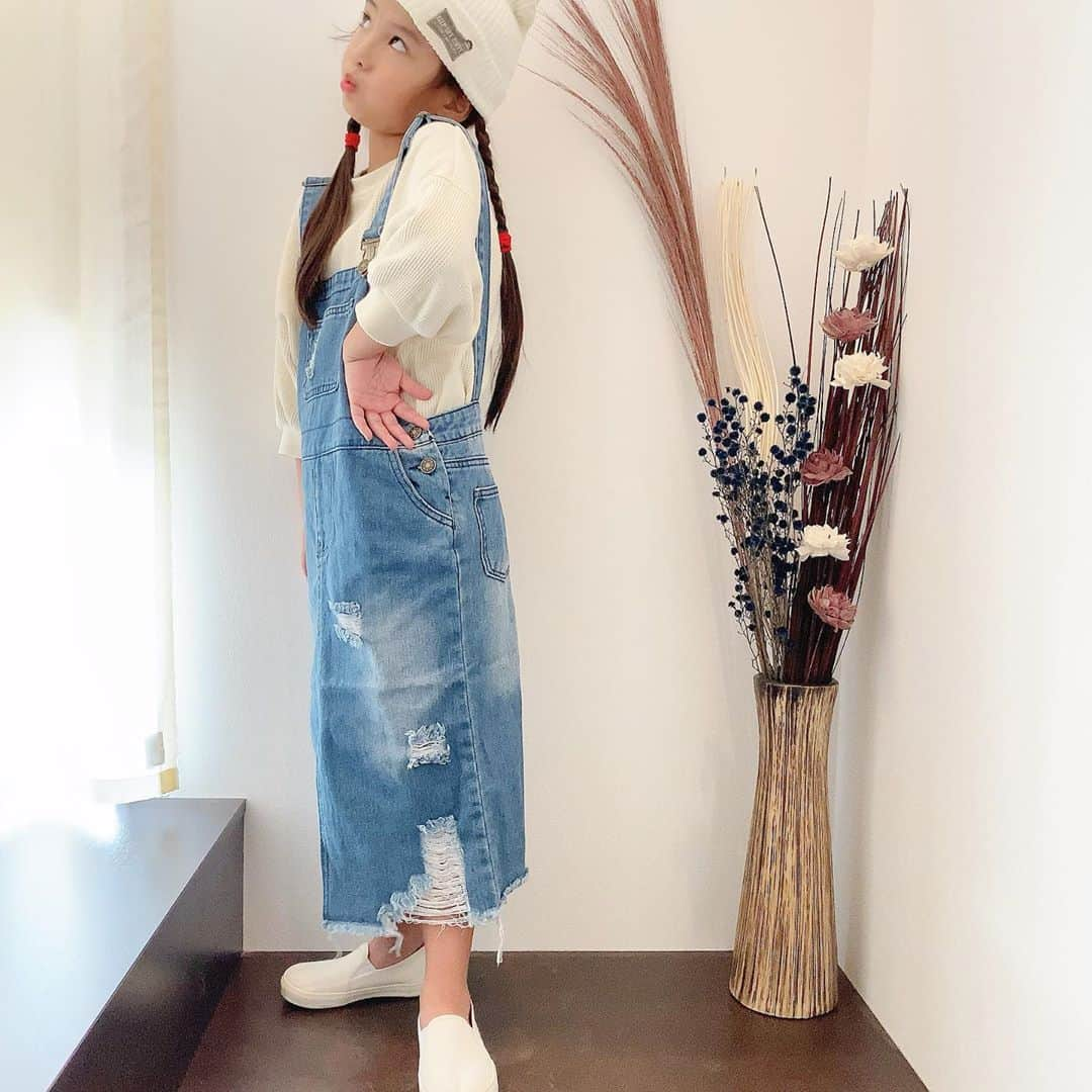 ♡KAO♡さんのインスタグラム写真 - (♡KAO♡Instagram)「： ： @smilekids888 coordinate♡♡ ： ： とにかく可愛すぎて好きすぎるデニムのサロペットスカート♡♡ この秋お気に入りのお洋服だよ❤ ダメージ加工も可愛いけれは前スリットもたまらない❗ backスタイルも完璧なデザイン❗❗ 文句つけどころないやつ♥♥♥ 動画あるから▹▸スワイプして見てね！ @smilekids888 で販売中だよ♡ ： ： デニムサロペットスカート▹▸ @smilekids888  -身長120cm size130- ： ： ： ： ： ： ： ： ： ： ： ： ： ：  #ig_kidsfashion #kidsfashion #親バカ #ig_oyabakabu #親バカ部 #娘 #6歳 #女の子 #インスタキッズ #ig_kids #mamanoko #ママリ #hugmug #コドモノ #キッズファッション #コドモダカラ #comona #キッセレ #ママタス #cruzキッズ #プチプラコーデ  #プチプラコーデ  #キッズコーデ」10月1日 18時12分 - o0.don_tama.0o