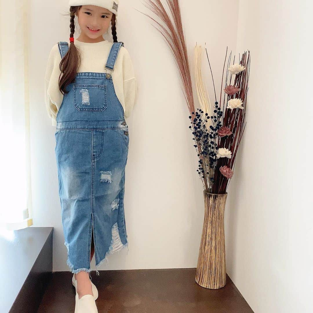 ♡KAO♡さんのインスタグラム写真 - (♡KAO♡Instagram)「： ： @smilekids888 coordinate♡♡ ： ： とにかく可愛すぎて好きすぎるデニムのサロペットスカート♡♡ この秋お気に入りのお洋服だよ❤ ダメージ加工も可愛いけれは前スリットもたまらない❗ backスタイルも完璧なデザイン❗❗ 文句つけどころないやつ♥♥♥ 動画あるから▹▸スワイプして見てね！ @smilekids888 で販売中だよ♡ ： ： デニムサロペットスカート▹▸ @smilekids888  -身長120cm size130- ： ： ： ： ： ： ： ： ： ： ： ： ： ：  #ig_kidsfashion #kidsfashion #親バカ #ig_oyabakabu #親バカ部 #娘 #6歳 #女の子 #インスタキッズ #ig_kids #mamanoko #ママリ #hugmug #コドモノ #キッズファッション #コドモダカラ #comona #キッセレ #ママタス #cruzキッズ #プチプラコーデ  #プチプラコーデ  #キッズコーデ」10月1日 18時12分 - o0.don_tama.0o