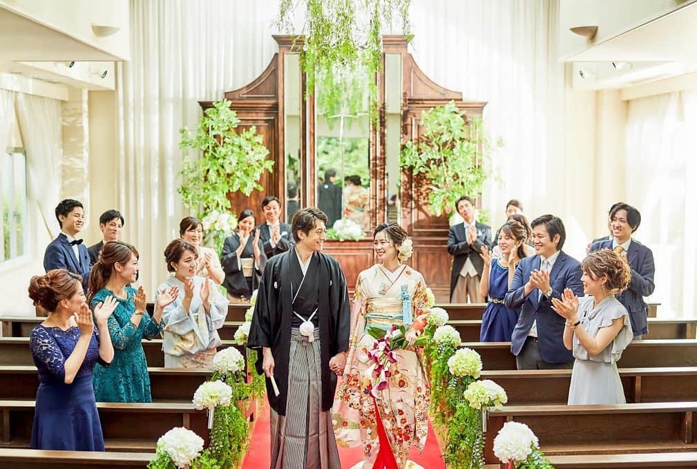 家族挙式さんのインスタグラム写真 - (家族挙式Instagram)「. 和装でチャペル挙式♡ チャペルの色に合わせて 色打掛もこだわりポイント とっても素敵ですよね◎ お二人らしい結婚式を家族挙式で  会場：#セントアクアチャペル梅田  -------------------  【2020年10月末まで！】   \年内実施の会食•披露宴プランお申し込みで/  ✳︎挙式ムービー66,000円分プレゼント✳︎  ▽詳しくはTOPのリンクから❁ >>> @kazoku_wedding  ----------------------- . ❁テレビCM放映中 ▹▸ ”家族挙式ベスト”なら 【挙式・衣裳・美容・写真】が含まれたプランが99,000円〜叶います＊ ▽予約はTOPのリンクから❁ >>> @kazoku_wedding ------------------- #家族挙式 #ベストアニバーサリー #家族 #Family #家族婚 #bestanniversary #少人数婚 #ウェディング #結婚式準備 #結婚式 #フォトウェディング #プレ花嫁 #卒花 #日本中のプレ花嫁さんと繋がりたい #花嫁 #卒花嫁 #国内挙式 #weddingdress #ウェディングドレス #プラコレ #Dressy花嫁 #2020秋婚 #2021春婚 #2021夏婚 #2020冬婚 #リゾート婚 #沖縄 #王道チャペル #海」10月1日 18時16分 - kazoku_wedding