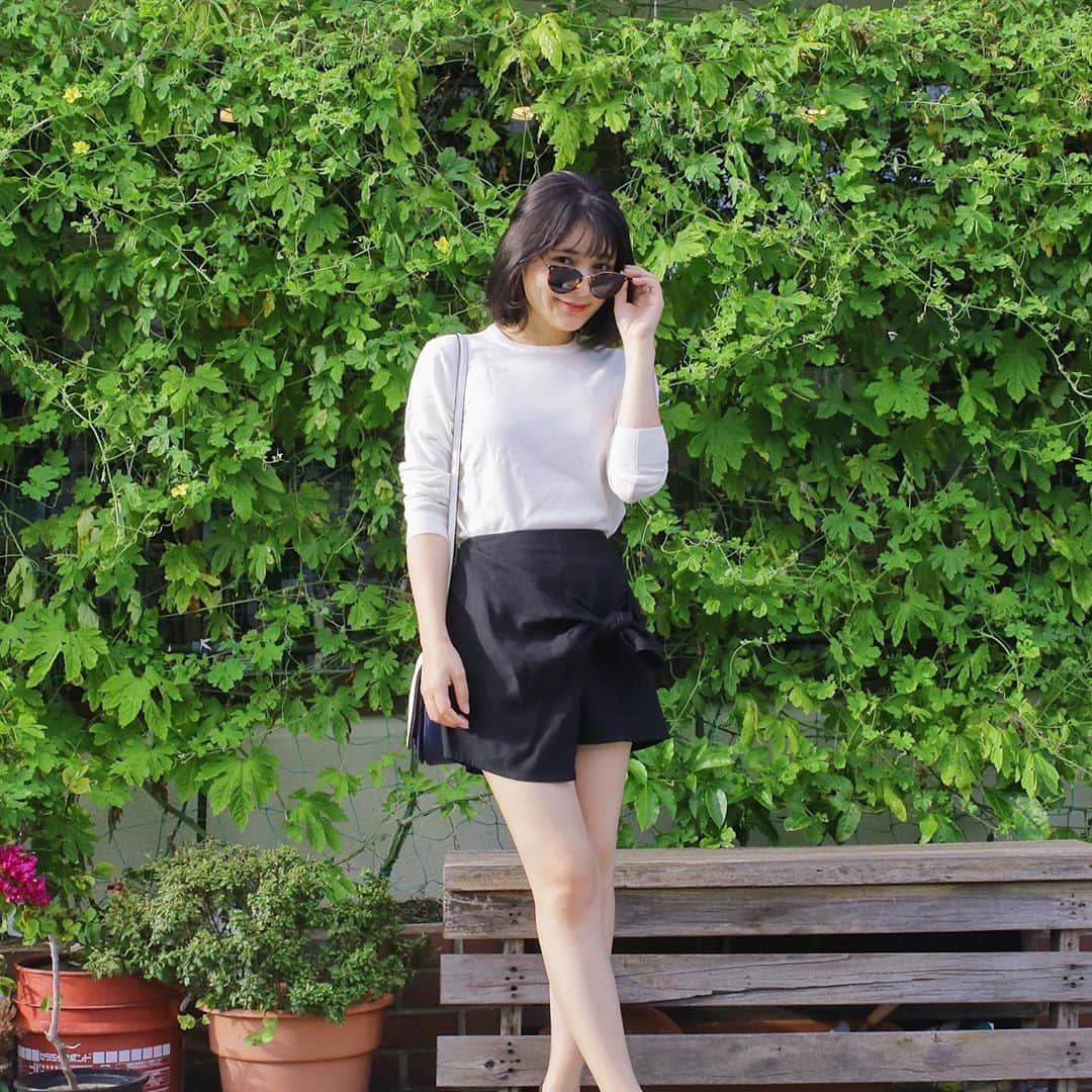のインスタグラム：「▶︎Hello October ✨ : : 夏と秋の間の気候が 一番好きかもしれない✨☺️ : : 夕方からは風が心地よくて ついつい1駅歩きたい気持ちになります。 : : もう、 薄手のセーターも着られる季節に🍁 : : : 温泉旅行や紅葉狩りにも いきたいなぁと計画をたてています✨ : : 秋はお肌のダメージが いちばん目立つ季節なので 丁寧にお手入れもしてあげようと思います☺️✨ : : 10月も楽しみが沢山、 今日もお疲れ様でした🌟 : #UNIQLO #ユニクロ #ユニクロコーデ」