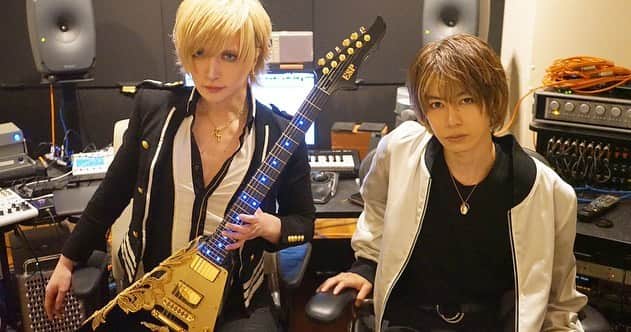 のインスタグラム：「SHINさんとRec、SHINさんのYouTubeでギター弾いてきました！ 僕の書き下ろし楽曲も歌って頂いたのでお楽しみに。 作曲家の友人りゅうぽん(藤永龍太郎)と焼肉した。 僕のPCにプラグイン入れてくれてたらりゅうぽんの誕生日になりました。 優しい。。。」
