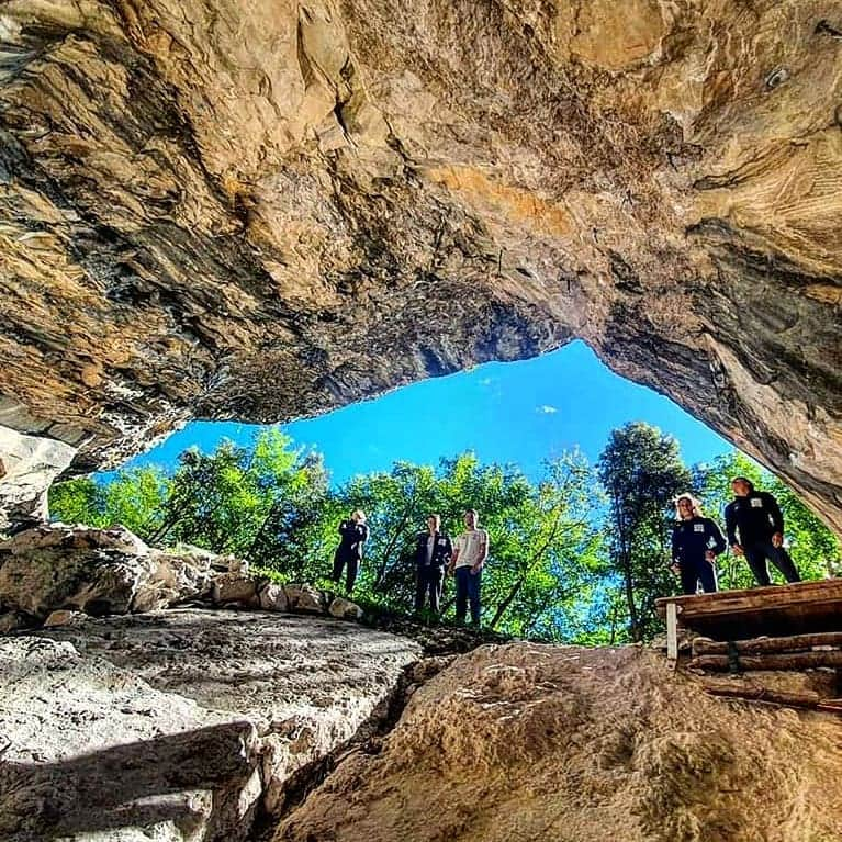 ミナ・マルコヴィッチのインスタグラム：「Climbing and good vibes only! 🖖  Thanks @sloveniaclimbing for good company and this nice climbing trip! 💞  foto: @gorazdhren   #weareclimbers #foryourmountain #outdoorclimbing #climbingoutdoor #projectsremainprojects #outdoorlife #rockclimbing #climbingismypassion #climbingpicturesofinstagram #arco #climbinggirls @lasportivagram @climbskinspain @postanivojak @plusclimbing @ars_pharmae」