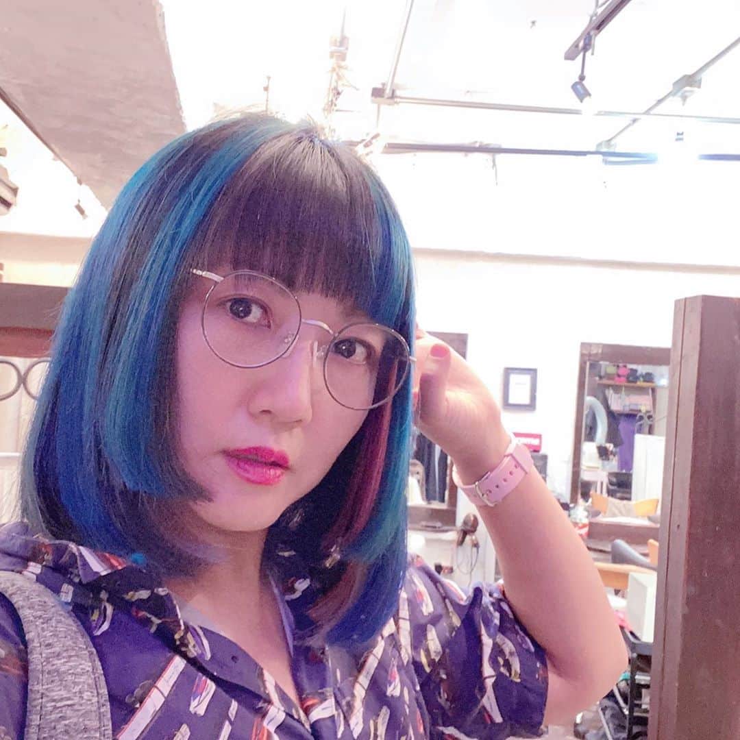 桃井はるこのインスタグラム：「Haircut & color ✂︎ #メガネの日」