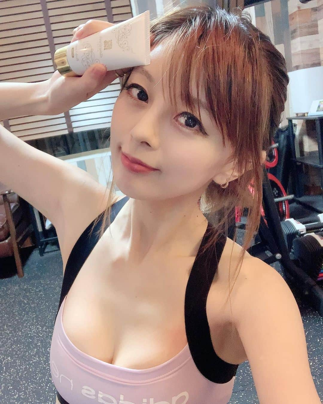 satomiさんのインスタグラム写真 - (satomiInstagram)「🧸(@vertokyo )🧸 ・ 今月ラストもトレーニング🏋️‍♂️ お尻と足がいい感じに効いてる✨ 毎回50キロの壁に挑んでます笑 ・ 背中と肩と腹筋はもっと頑張らないと🤼‍♀️ トレーニング後はエトワランクリームで ケア♡引き締め効果でよりスリムに😏 ( @etowarun )→チェック！ ・ #ヴェルトレ  #筋トレ  #パーソナルトレーニング  #筋肉 #シックスパック #ライザップ #トレーニングウェア #北千住 #北千住ジム #トレーニング動画  #筋トレ女子 #フィットネス女子 #トレーニングウェア #プロテイン  #ダイエット  #北千住 #北千住グルメ #イケメントレーナー #美人トレーナー　 #etowarun #エトワラン」10月1日 18時22分 - saatoomii47