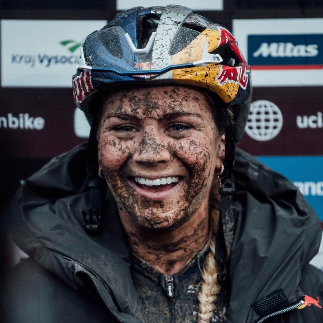 レッドブルのインスタグラム：「things we love to see = a sprint finish   things we love to see even more = @eviealicerichards winning the short track race at her first ever elite World Cup 😲   watch final #1 of the UCI XCO World Cup LIVE on Red Bull TV today ~link in bio~ #redbull #givesyouwings #bike #crosscountry #xc #mtb」