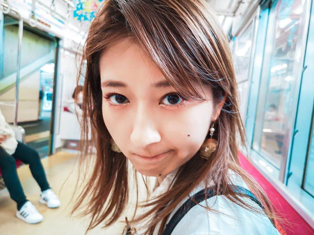 岡田彩花さんのインスタグラム写真 - (岡田彩花Instagram)「. 「  日常が、非日常へ。」 . . バンドをやっていて、 . 詞を書いて、それが曲になって、じゃあそれにどんな絵を描こうかと考えて、 . 自分の想像が形になった時にそれだけでものすごく幸せを感じたんだけれども、。 . . . 最近だと、YouTubeの撮影をする！ってなって . じゃあ、と企画を考えて、出来上がりの絵を考えて、じゃあ何が必要でどう撮ればいいのか、って考えて…🤔 . . 撮ったらそこから動画を切って貼って、文字はどこに何を入れるのか考えて… . . 気づいたら朝、みたいなね😳☀️🌱 . . 大きな動きはなくても、頭の中にあったものが形づいていく感じはやっぱり楽しいね✨ . . ---------- . . でもやっぱり皆にそれが届いて、なにか与えられたらそれが一番嬉しいわけだから。 . がーんばろって、思えまするなー . . ---------- . . #BMC の投票が18時から始まりました！  一時間に一回投票が出来るということなので、  『モデルプレスアプリ』をダウンロードして、ぜひ岡田彩花に投票してね💜🌈💠 . . .  #BMC2020 #beautymodelcontest #beauty #model #beautymodel #contest #modelcontest #モデルプレス #ミクチャ #投票 #お願いします #応援 #よろしくお願いします #応援よろしくお願いします #配信 #ライブ配信 #コンテスト #ハーフ顔 #純日本人 #イエベ #タレ目 . #岡田彩花 #あやかんぬ #💜🌈💠 #ayakaokada #シグマセブン #シグマセブンフェイス #女優 #ミスコン」10月1日 18時36分 - ayakaokada1108