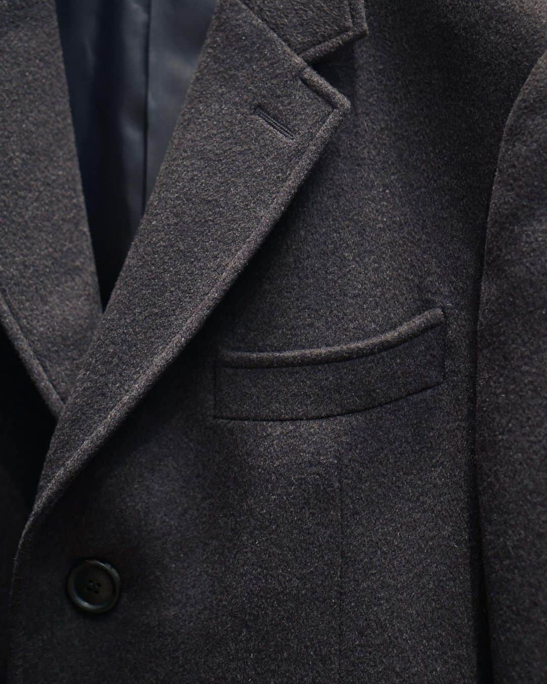 ギーブス&ホークスのインスタグラム：「The eye is in the detail.  Cashmere overcoat available in navy and charcoal, online and in stores.   . #GievesandHawkes #SavileRow #Tailoring #Cashmere #British #Style #MenElegance」