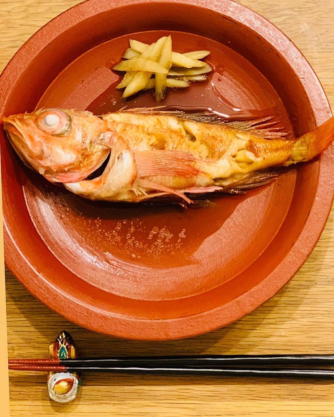 いかりさとみさんのインスタグラム写真 - (いかりさとみInstagram)「今夜はきんきの煮付け。甘辛だれで白いご飯がすすむんだなー。最後はスープにして飲むのが我が家流❗️赤い皿に盛りつけたら、なんだかめでたくなりました☺️ . . . #きんきの煮付け #漆 #うるし #漆器 #赤木明登 #japanesefood #japan」10月1日 18時36分 - satomi_ikari