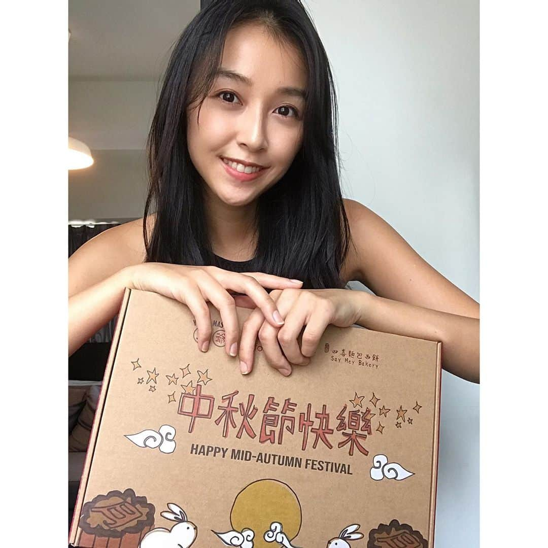 渡辺未優のインスタグラム：「. 中秋節🎑  ということで、香港はムーンケーキだらけ🥮 この時期あげたり食べたりするんだって。 (ざっくりすぎてまったく説明になってないけど 笑)  なので、私も。 お目当ての物はすべて完売しちゃっていて、 とりあえず手ごろで香港らしさを重視して いくつか買ってみた🌝  #中秋節 #中秋節快樂 #midautumnfestival .」