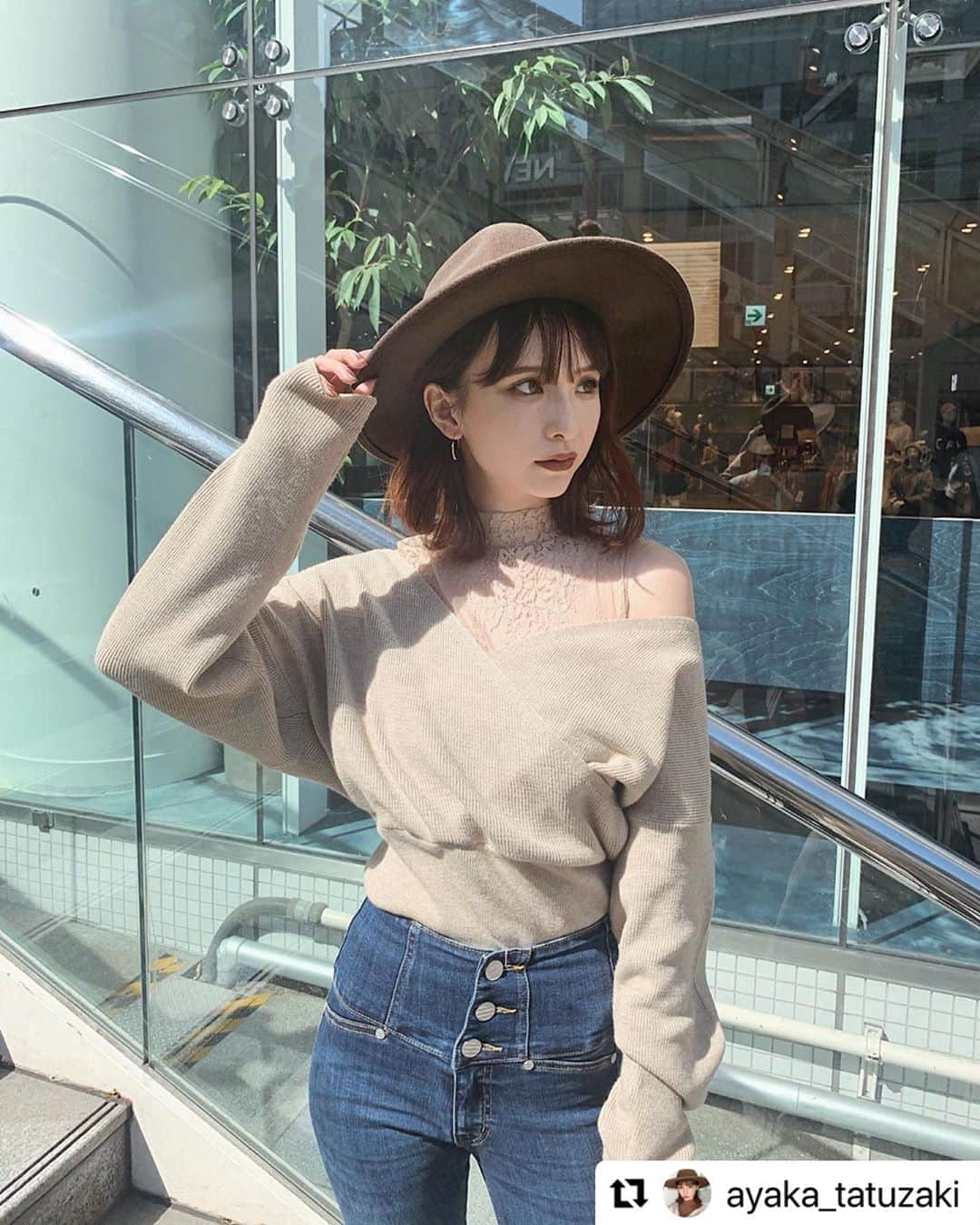 MURUAさんのインスタグラム写真 - (MURUAInstagram)「@ayaka_tatuzaki  ㅤㅤㅤ 昨年も大人気だったニットが今日入荷したよ〜❤︎﻿ #レースタートルカシュクールニット﻿ ﻿ 今年は新色もあってさらにバージョンアップしてます😆✨‼︎﻿ ﻿ レースとニットで甘くなりすぎないように﻿ 新作のハイウエストスキニーデニムと合わせました✌︎﻿ ﻿ @ayaka_tatuzaki﻿ 🔝のURLから是非Checkしてください🕊﻿ ﻿ ﻿ #murua #ムルーア」10月1日 18時32分 - murua_by_staff