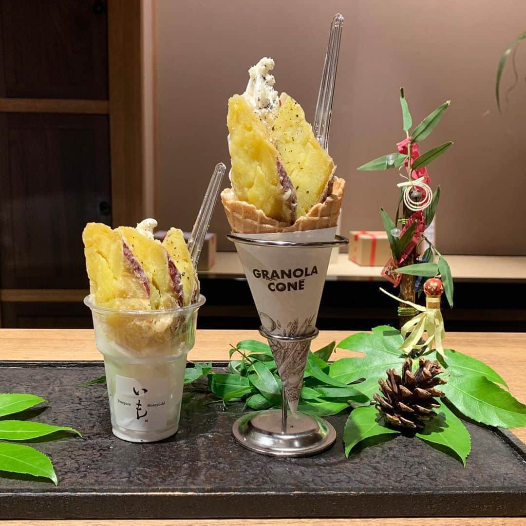 山寺花歩さんのインスタグラム写真 - (山寺花歩Instagram)「・ このソフトクリーム、甘じょっぱいのが好きな人におすすめです✨ お芋の天ぷらのしょっぱさと、甘いソフトクリームの組み合わせがクセになりました😆 また行きたいな〜  ［かほのカフェめぐり☕️］ 代官山にあります”Tempura Motoyoshi（天ぷらもとよし）いも” こちらのお店は有名な天ぷら屋さんが、テイクアウト店として手掛けています。加熱に1時間かけている天ぷらは、ほくほくでとっても美味しかったです。 写真の通り、撮影スポットもありました。 代官山に行った際は、ぜひ寄ってみてください。  1日1票投票できますので、ぜひ応援して下さると嬉しいです！ ▶︎ハイライトのQRコードをスクショ→ 　　　　LINEの友達追加から投票⭕️ ▶︎プロフィール欄のURLから投票⭕️  #ミスコン2020#ミスコン駒澤#駒澤ミスコン#ミスコン #代官山#代官山カフェ#天ぷら#天ぷら元吉#カフェ#カフェ巡り#東京カフェ#東京カフェ#東京グルメ」10月1日 18時33分 - koma2020_miss3