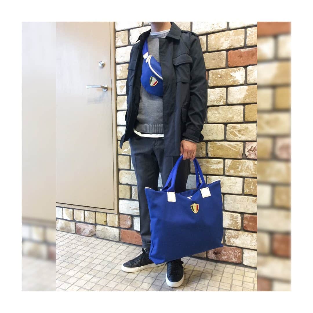 Felisi Japan 〔フェリージ〕さんのインスタグラム写真 - (Felisi Japan 〔フェリージ〕Instagram)「【フェリージセレクション 神戸店】 . 現在発売中の『CORAGGIO, ITALIA！』シリーズ。 サッカーのイタリア代表のナショナルカラーである 『AZZURRO』をイメージした鮮やかな青いコットンキャンバスは、 休日のカジュアルスタイルにおすすめです。 . このシリーズは、新型コロナウイルスの感染拡大に伴い、 甚大な影響のあったイタリアを応援・支援するためにつくられ 売上金額の10％をイタリア赤十字社に寄付させて頂きます。 . . ■Totebag Model No. 20/97/OS+LD Price : ¥46,200 . ■Waist bag Model No. 1085/OS+LD Price : ¥31,900 . . . #felisi #felisiselection #coraggioitalia #andràtuttobene #totebag #shoulderbag #waistbag #knapsack #azzurro #azzurri #italia #calcio #フェリージ #フェリージセレクション #コラッジョイタリア #アズーロ #トートバッグ #ショルダーバッグ #ナップサック #ウエストバッグ #イタリア #サッカー #バッグ #かばん #鞄」10月1日 18時40分 - felisi_japan