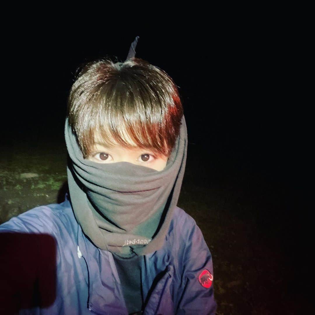 スーパーナブラのインスタグラム：「． ． トムラウシ無事下山しました！ たくさんのコメントありがとうございます ． 一年前は早朝4時出発19時下山の羅臼岳 今年は0時弟子屈発19時下山のトムラウシ山 ． 平均コースタイムの倍は覚悟の撮影登山 トムラウシはとても無理だろうと考えていましたが 冒険を支えてくださる プロフェッショナルネイチャーガイド知床アルパさんと 北海道のプロカメラマンさん そして応援してくださる皆さまに感謝です✨  北海道の山は最高です😊😊😊 ． これから5時間かけて弟子屈に帰ります😅笑 ． ． ⛰頂上からの眺め⛰ YouTubeチャンネルスーパーナブラにて トムラウシの頂上より生中継しました ライブ映像が残っているのでぜひ見てください 「神々が遊ぶ庭」と呼ばれる山頂より ． #北海道#大雪山 #開拓#鮭釣り#登山#弟子屈#川湯温泉 #特急#はるか#露天風呂#足湯#車中泊 #景色#釣り#ブラックバス#バス釣り #発見#おでかけ#女子旅#ツーリング#魚 #自然#釣り#釣りガール#YouTube」