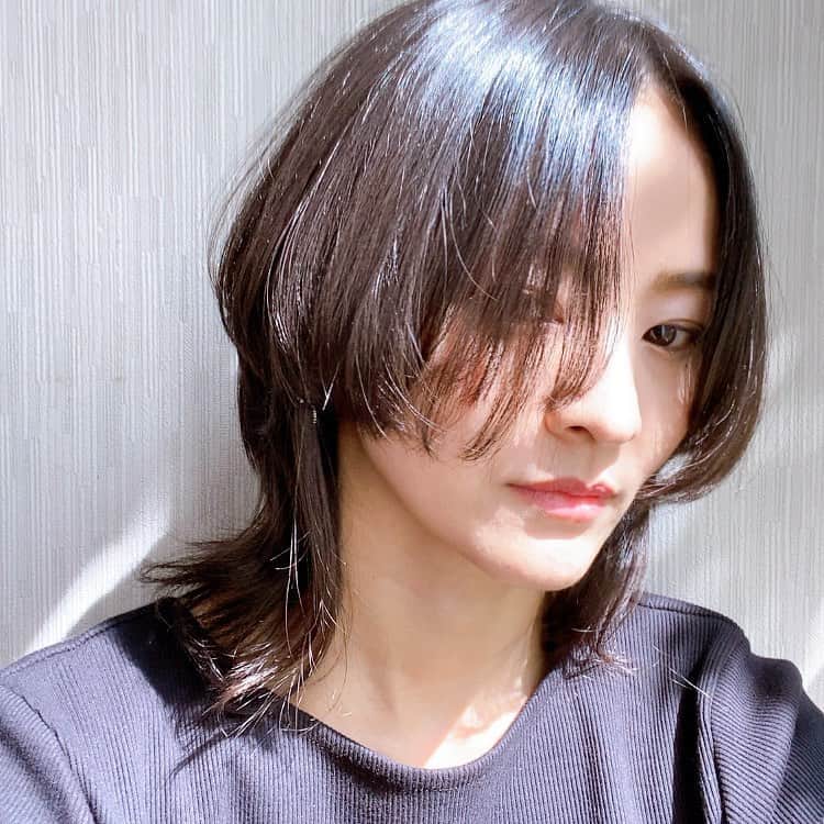 佃井皆美さんのインスタグラム写真 - (佃井皆美Instagram)「人生ではじめてウルフカットにしました🐺 （来世は野生の狼になりたいくらいには、狼好き！） 今回も姉上に切ってもらいました！ 姉上曰く『渾身の出来！！』 だそうです👏🏻👏🏻👏🏻 私もウルフ初でドキドキだったけどとても気に入ってる！ 結んだらショートに見える！  #うるふかっと  #ウルフ女子  #RuleZ #1日1投稿したい」10月1日 18時44分 - minamitsukui