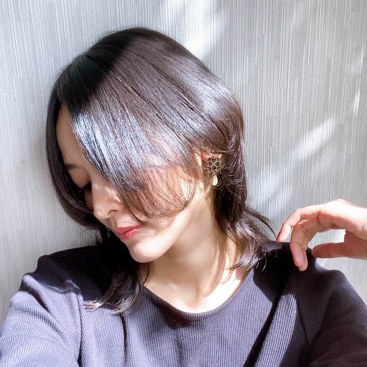 佃井皆美さんのインスタグラム写真 - (佃井皆美Instagram)「人生ではじめてウルフカットにしました🐺 （来世は野生の狼になりたいくらいには、狼好き！） 今回も姉上に切ってもらいました！ 姉上曰く『渾身の出来！！』 だそうです👏🏻👏🏻👏🏻 私もウルフ初でドキドキだったけどとても気に入ってる！ 結んだらショートに見える！  #うるふかっと  #ウルフ女子  #RuleZ #1日1投稿したい」10月1日 18時44分 - minamitsukui