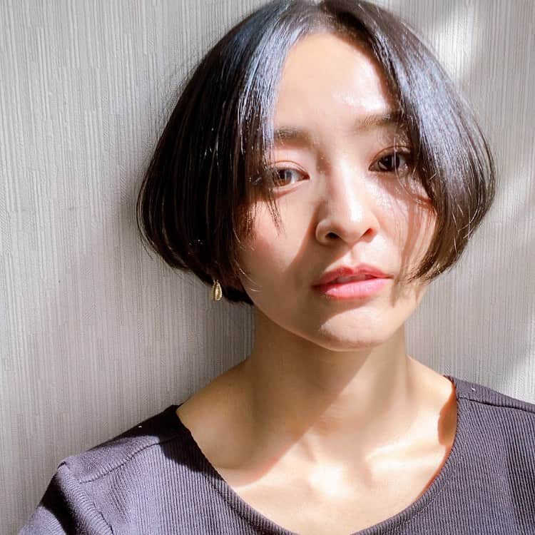 佃井皆美さんのインスタグラム写真 - (佃井皆美Instagram)「人生ではじめてウルフカットにしました🐺 （来世は野生の狼になりたいくらいには、狼好き！） 今回も姉上に切ってもらいました！ 姉上曰く『渾身の出来！！』 だそうです👏🏻👏🏻👏🏻 私もウルフ初でドキドキだったけどとても気に入ってる！ 結んだらショートに見える！  #うるふかっと  #ウルフ女子  #RuleZ #1日1投稿したい」10月1日 18時44分 - minamitsukui