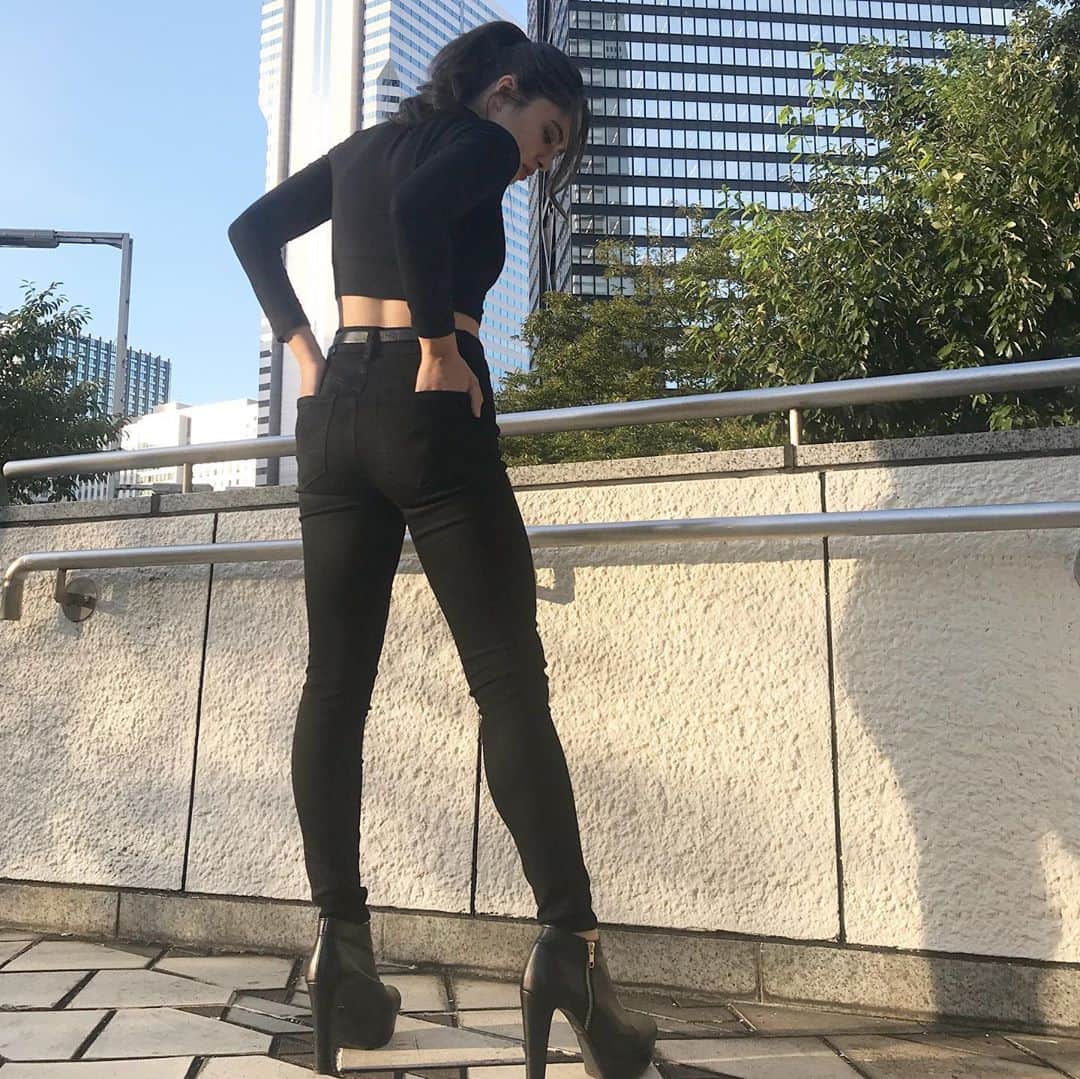 ステファニー チエミさんのインスタグラム写真 - (ステファニー チエミInstagram)「all black🖤 可愛い黒デニムゲットしたのでオールブラックコーデ☺️  👖 @americaneaglejp   #allblackcode #aexme #AEjeans #デニムチャレンジ#ブラックコーデ#黒デニム」10月1日 9時46分 - stephanie29goya